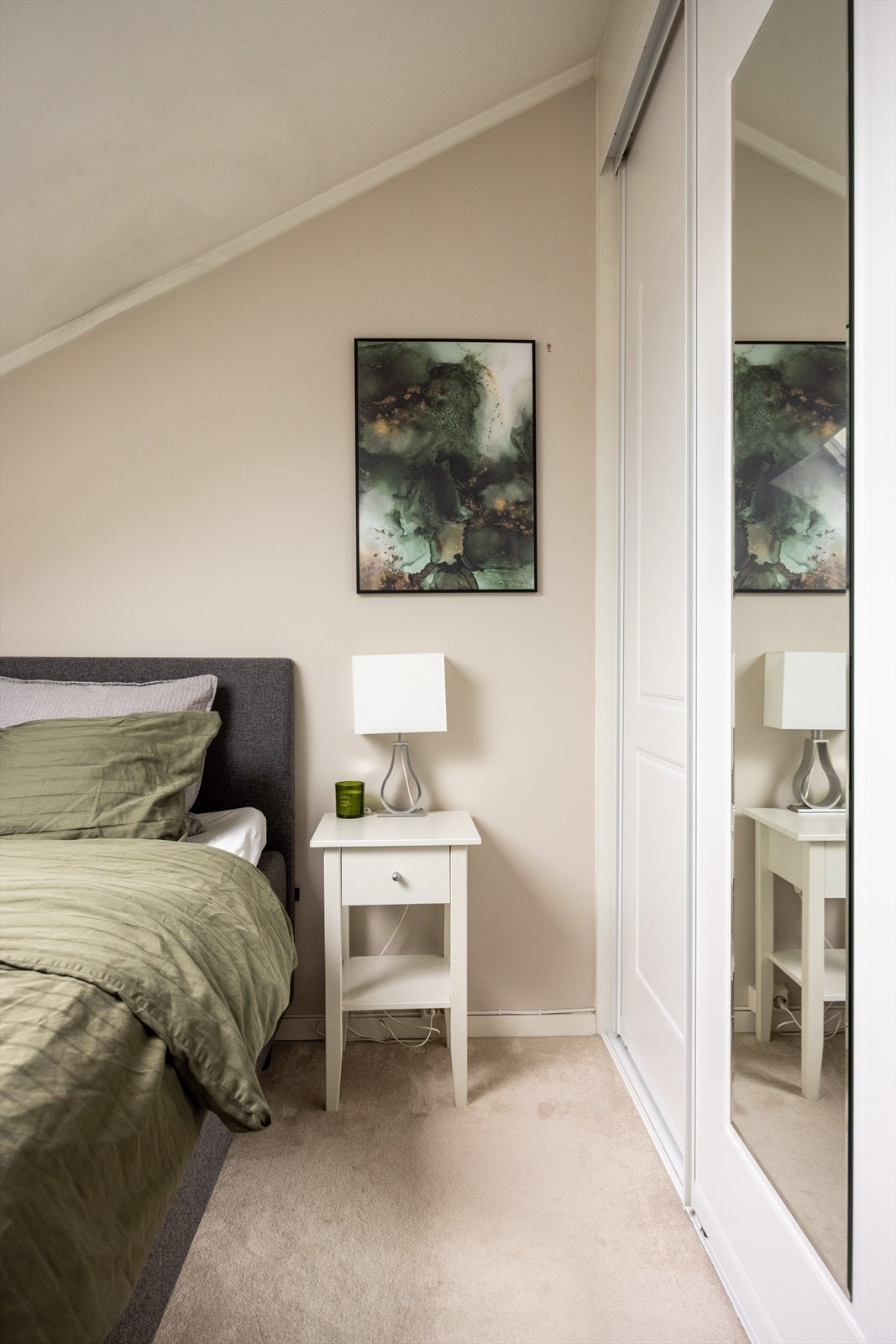 - Godt med oppbevaringsplass i skyvedørsgarderobe i tillegg til lagringsplass i hulrom over skap i gang/soverom - Galleribilde