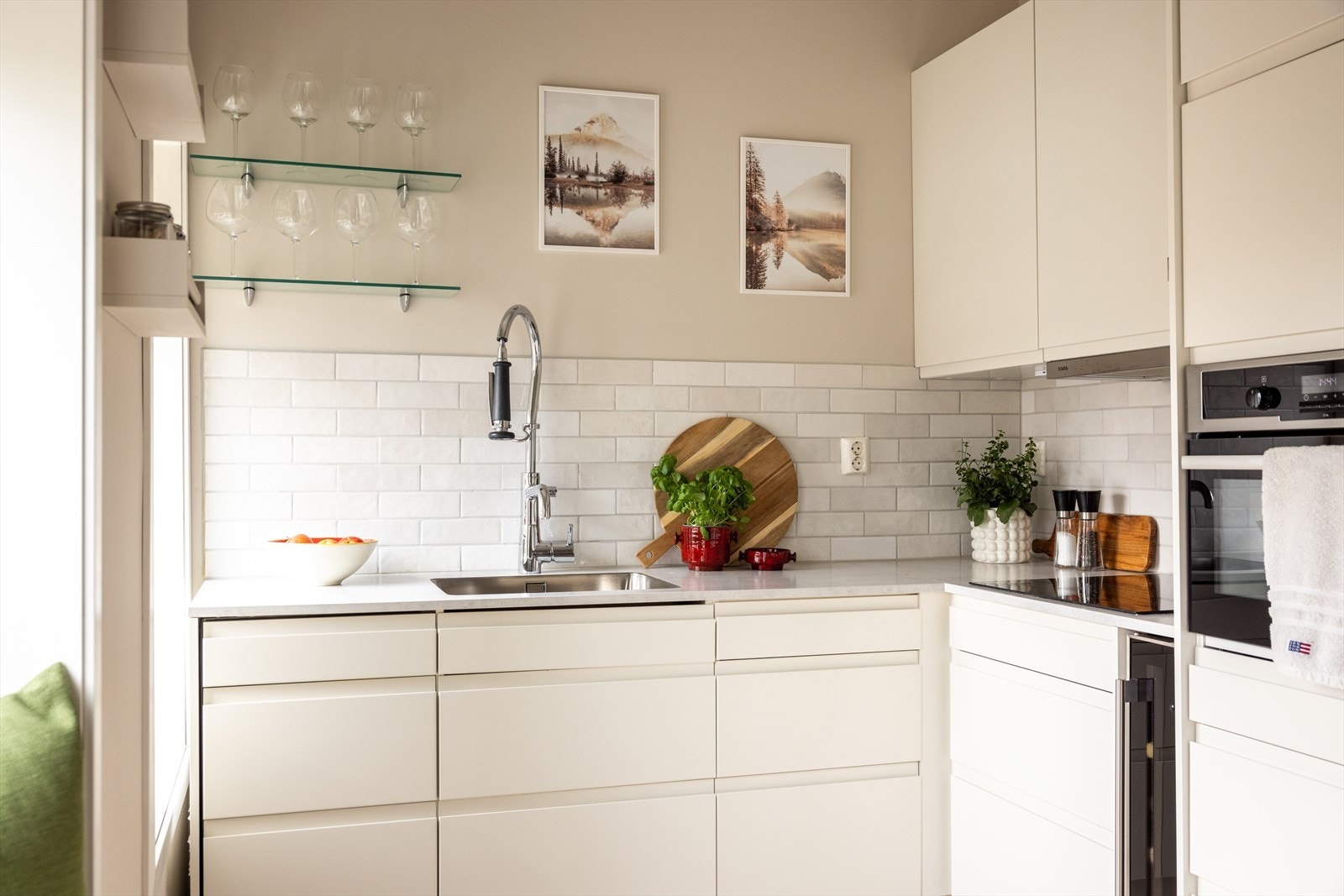 - Moderne kjøkkeninnredning med glatte fronter og laminat benkeplate med nedfelt vask - Galleribilde