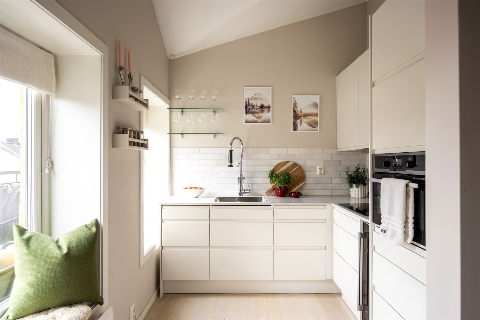 - HTH-kjøkken fra 2018 med åpen løsning mot stuen - Galleribilde