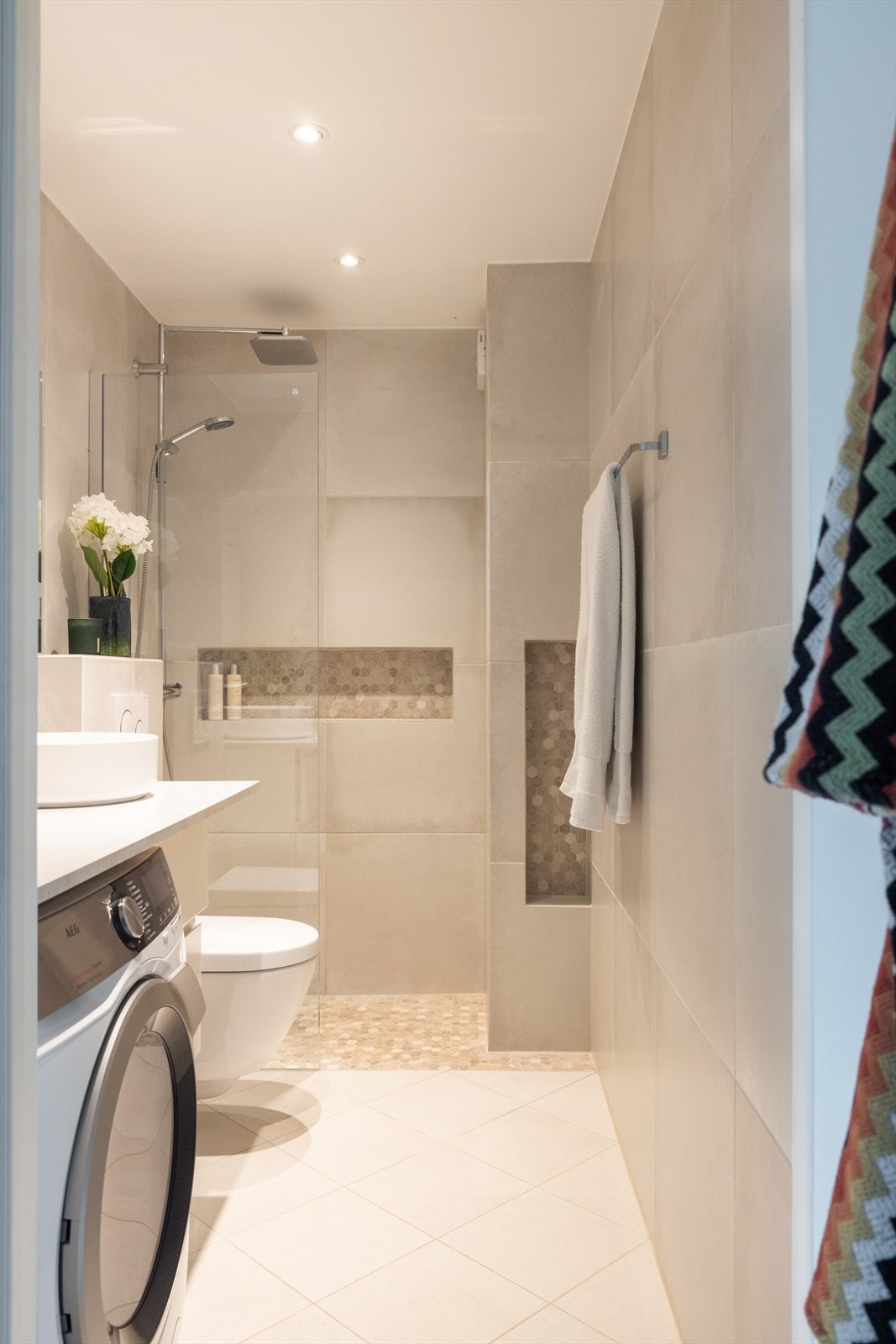 - Flislagt baderom fra 2018 med varme i gulvet og downlights i himling - Galleribilde