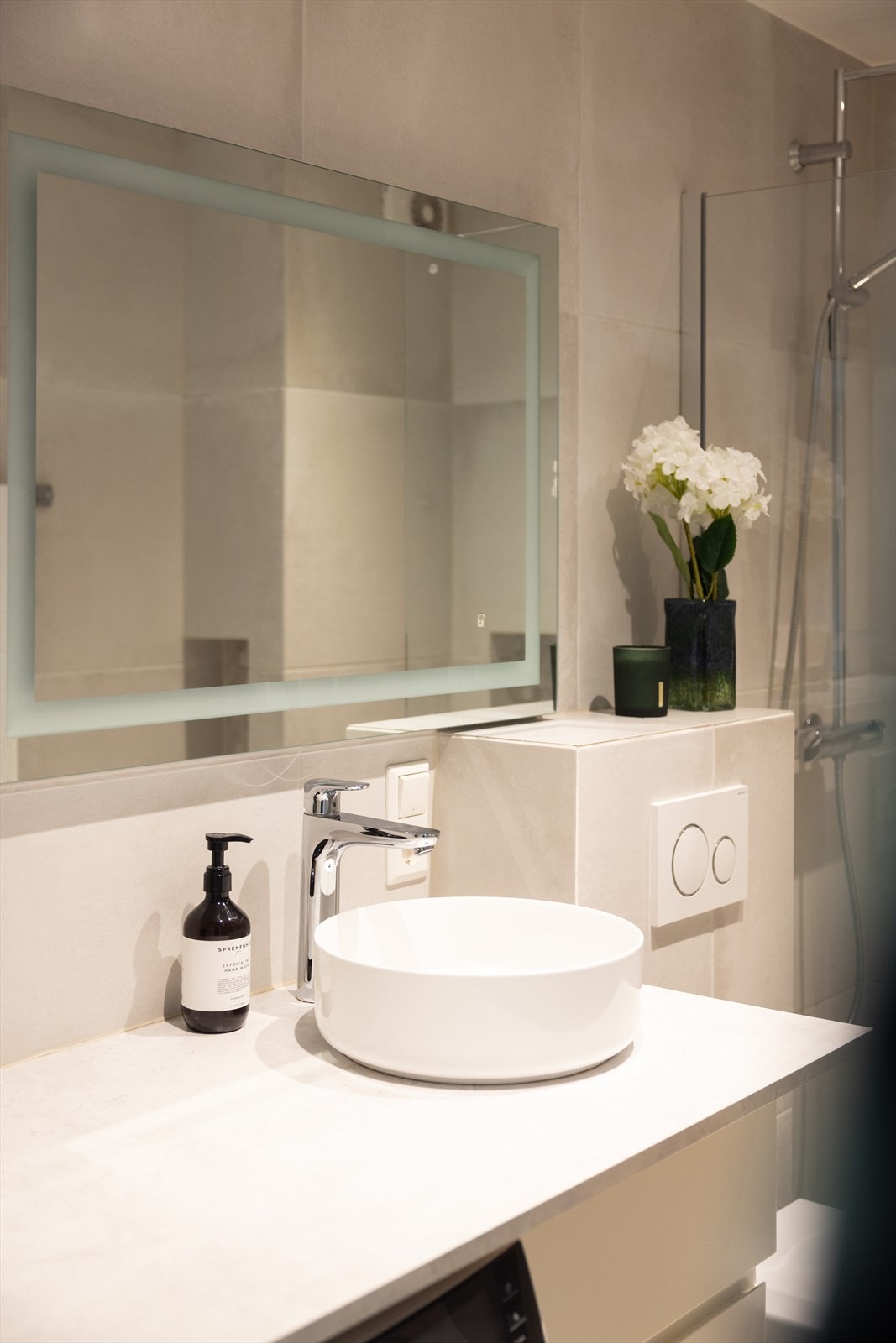 - Baderommet er innredet med vegghengt klosett, servant på innredning, speil m/lys og dusjhjørne med glassfelt. Baderomsinnredning er fra HTH - Galleribilde