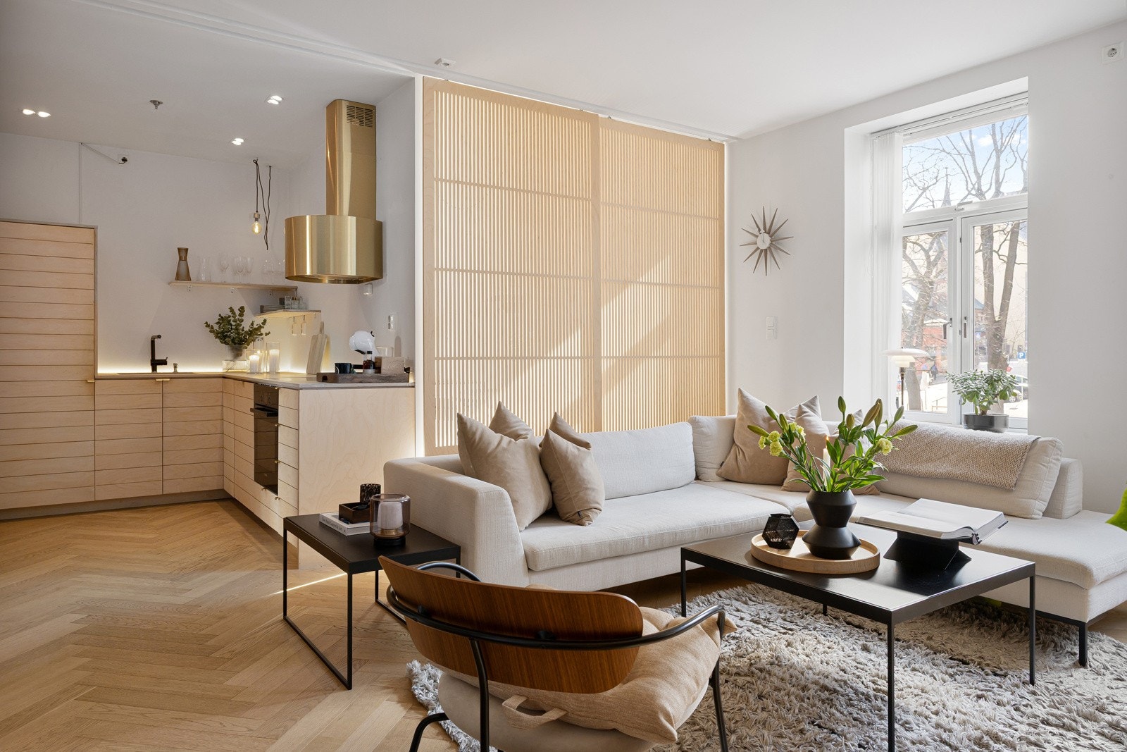 Stuen har en åpen løsning mot kjøkkenet, men kan enkelt deles av med en skyvevegg etter behov Galleribilde