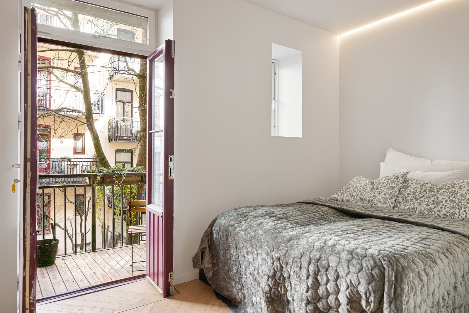 Romslig soverom med god plass til dobbeltseng og nattbord. Soverommet vender ut mot rolige omgivelser, noe som gir en behagelig atmosfære. Galleribilde