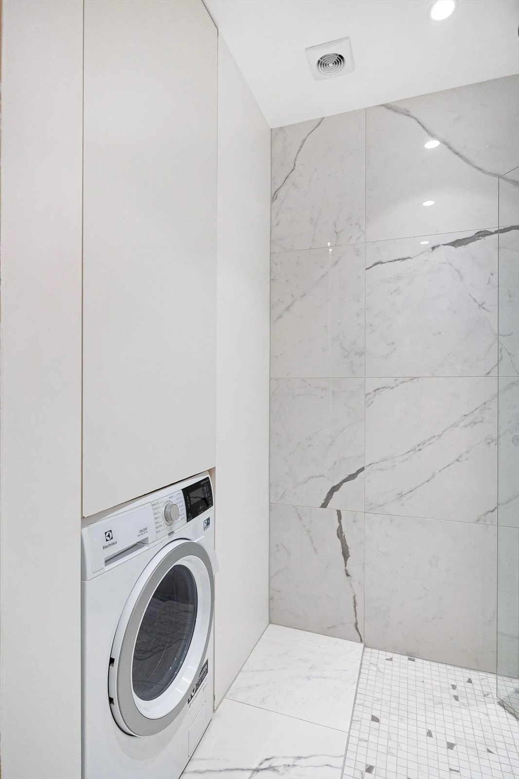 Opplegg for vaskemaskin. Stort skap over vaskemaskin, med speil på innsiden av dør. Galleribilde