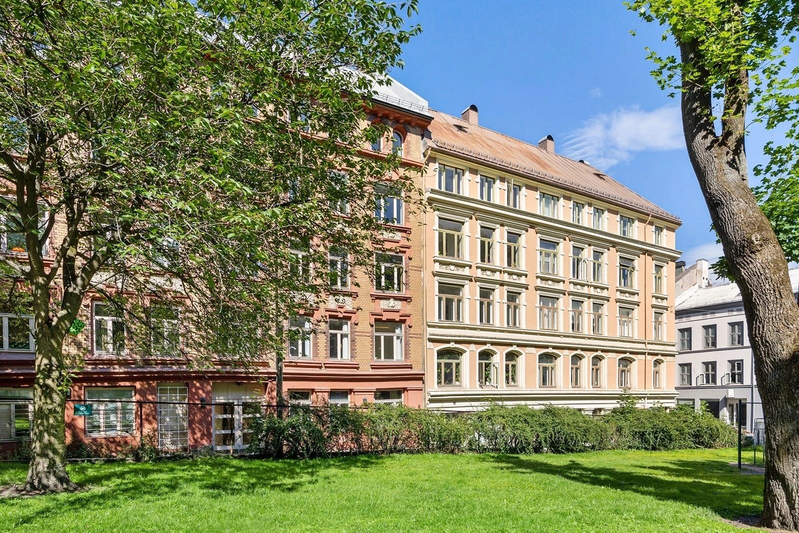 Meget sentral beliggenhet i en flott opparbeidet miljøgate på Fredensborg. Fredensborg er et område som i hovedsak består av eldre klassiske bygårder fra byggeboomen i årene 1870-1900. Galleribilde