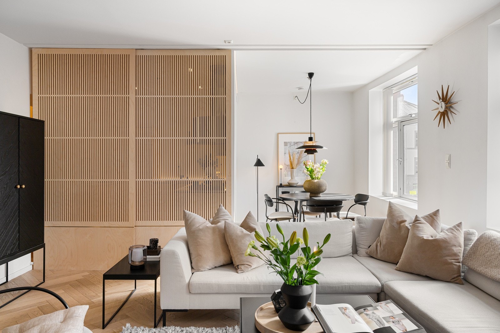 I direkte tilknytning til stuen finner du et allsidig rom som kan brukes som spisestue eller som et ekstra soverom ved behov. Galleribilde