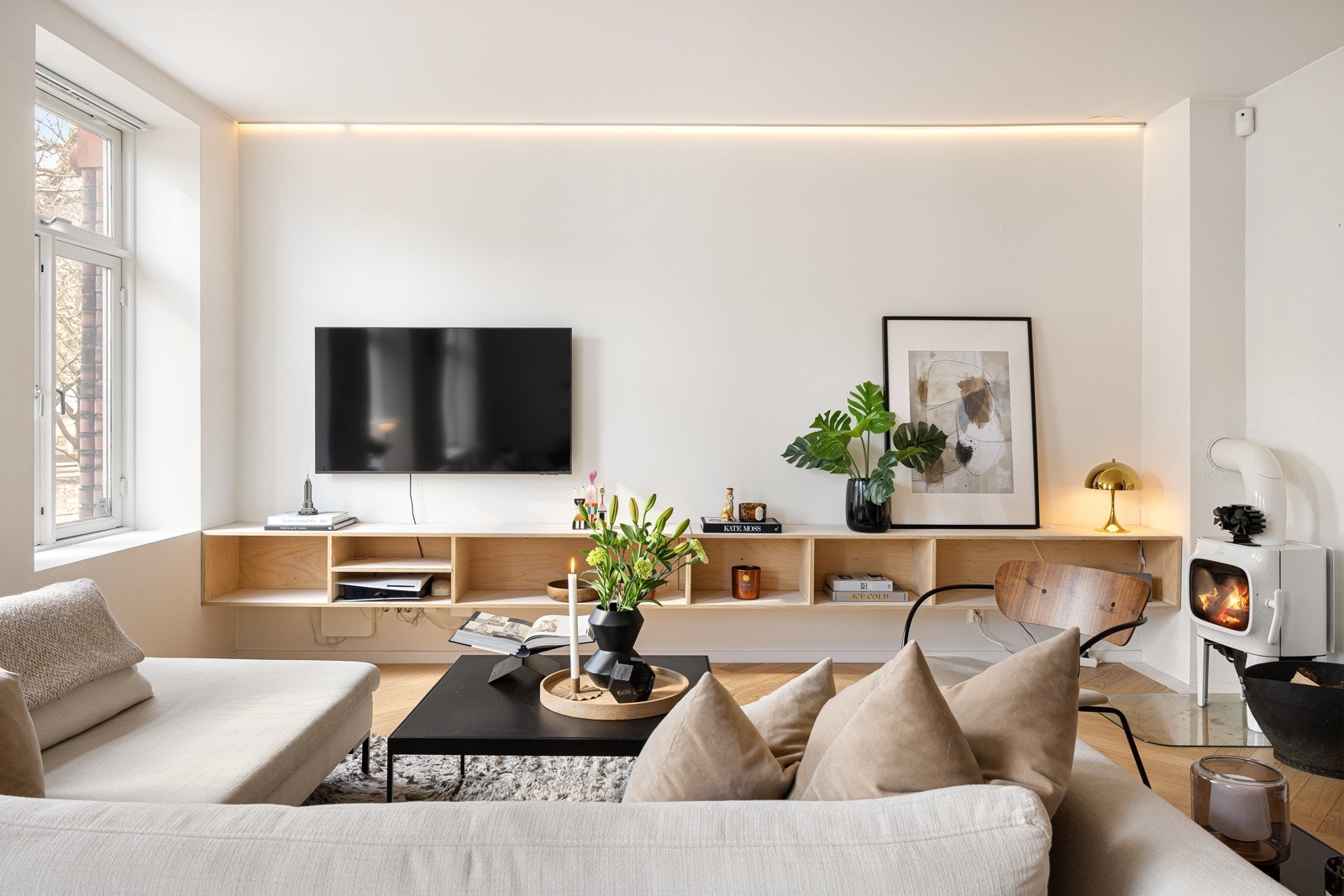 Lys og luftig stue med store vindusflater som slipper inn rikelig med dagslys. Galleribilde