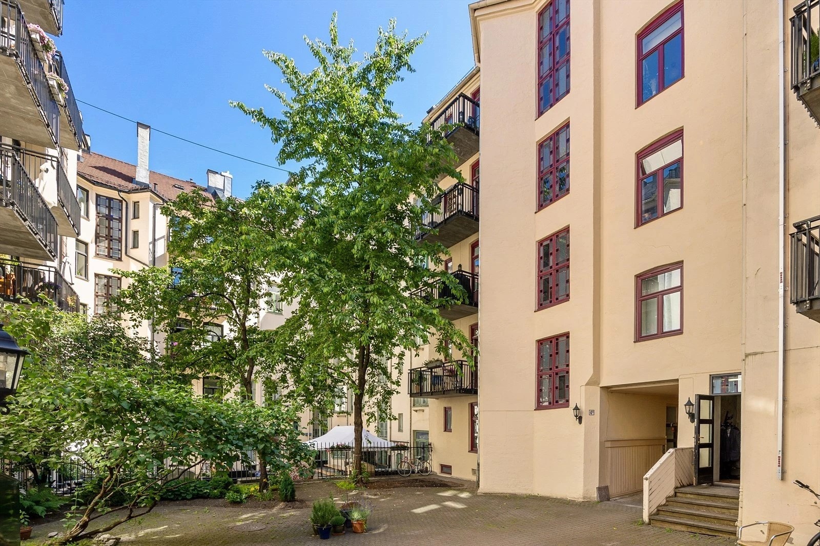 Boligen har en attraktiv beliggenhet med kort vei til det meste, samtidig som den ligger skjermet til i en rolig gate. Galleribilde