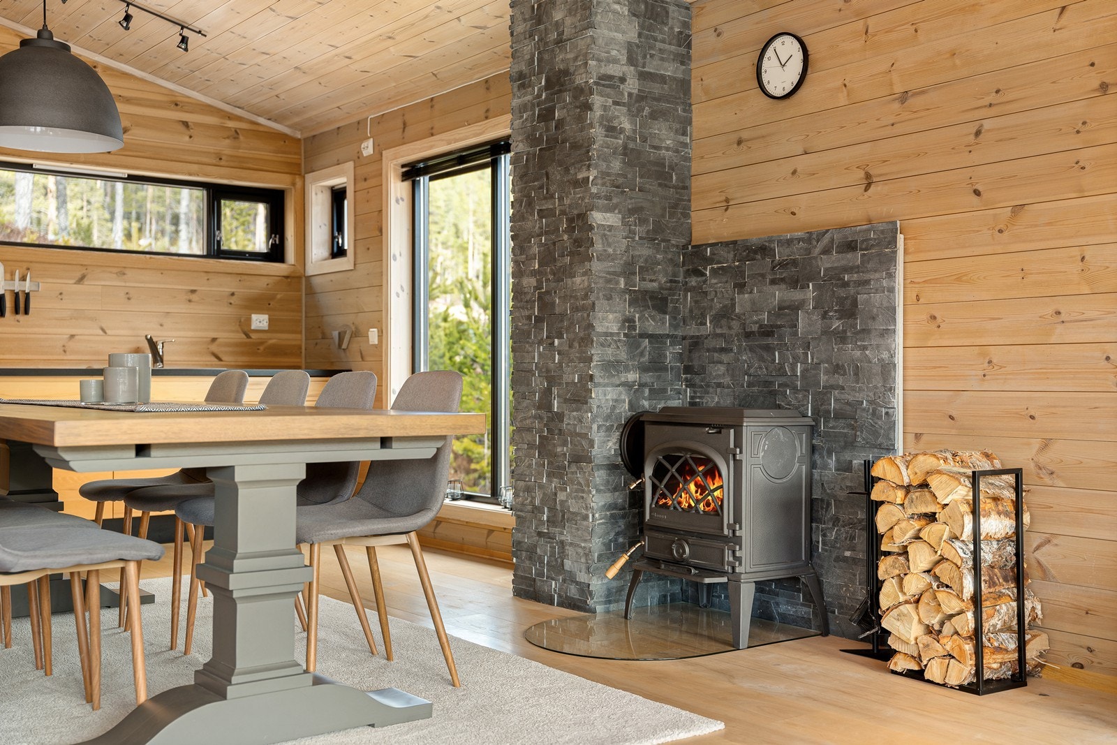 Ved spisebordet har de en fin peisinnsats som skaper varme og en koselig stemning Galleribilde