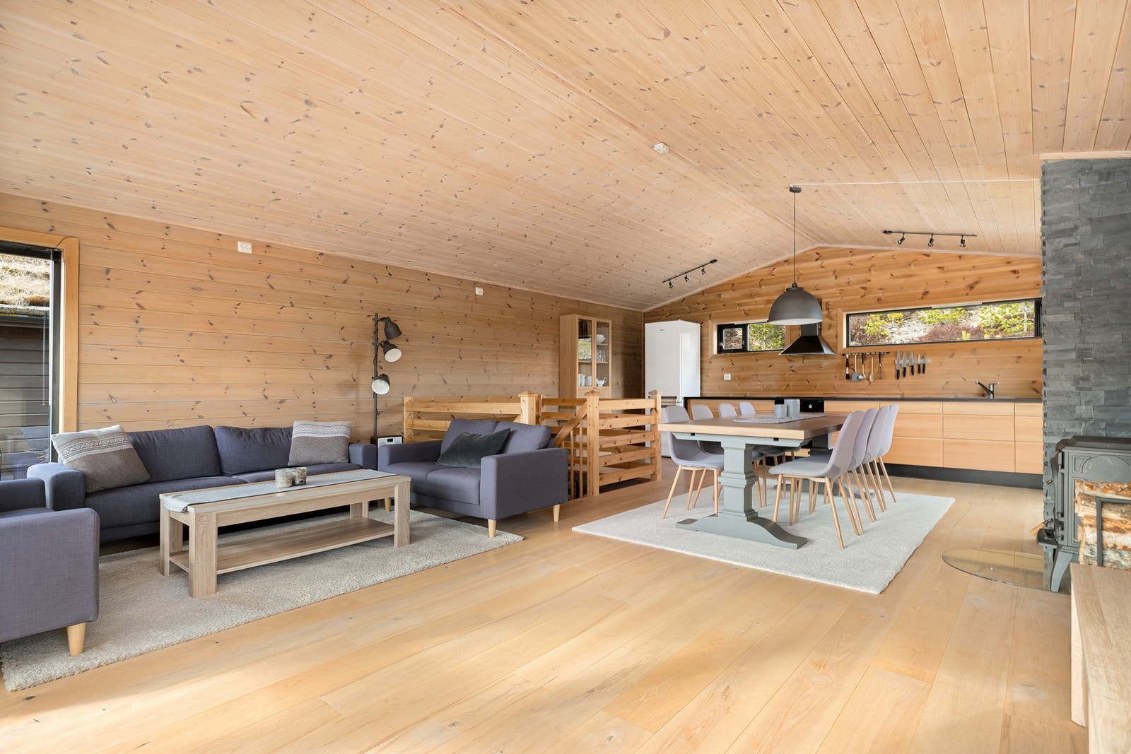 Åpen stue- og kjøkkenløsning med god plass til spisebord Galleribilde