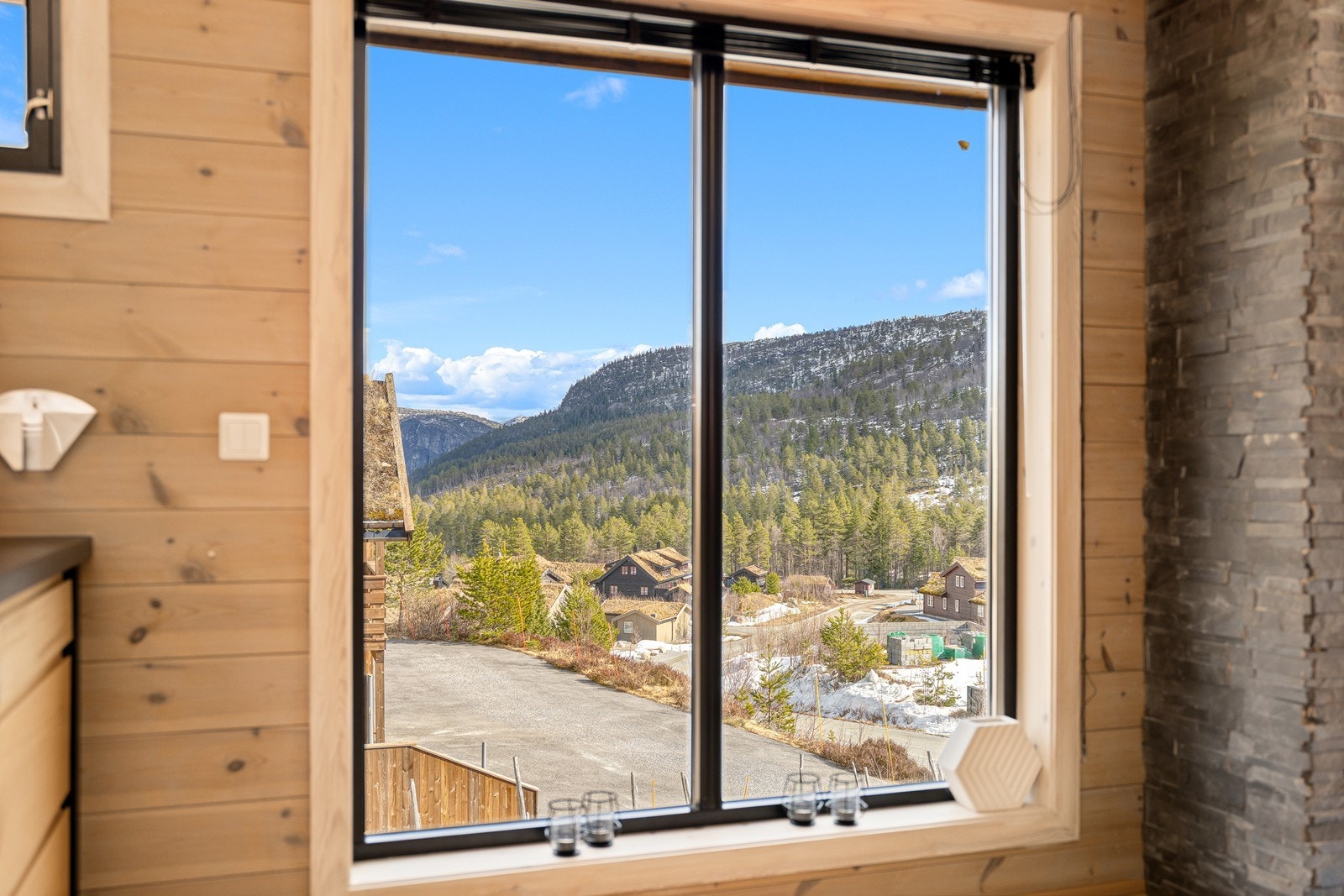 Kjøkkenet har flott utsikt over de naturskjønne omgivelsene Galleribilde