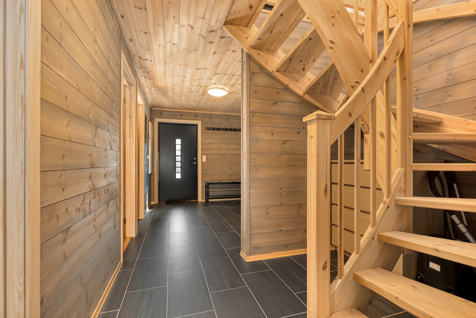 Stor hall m/ trapp til loftsetasje Galleribilde