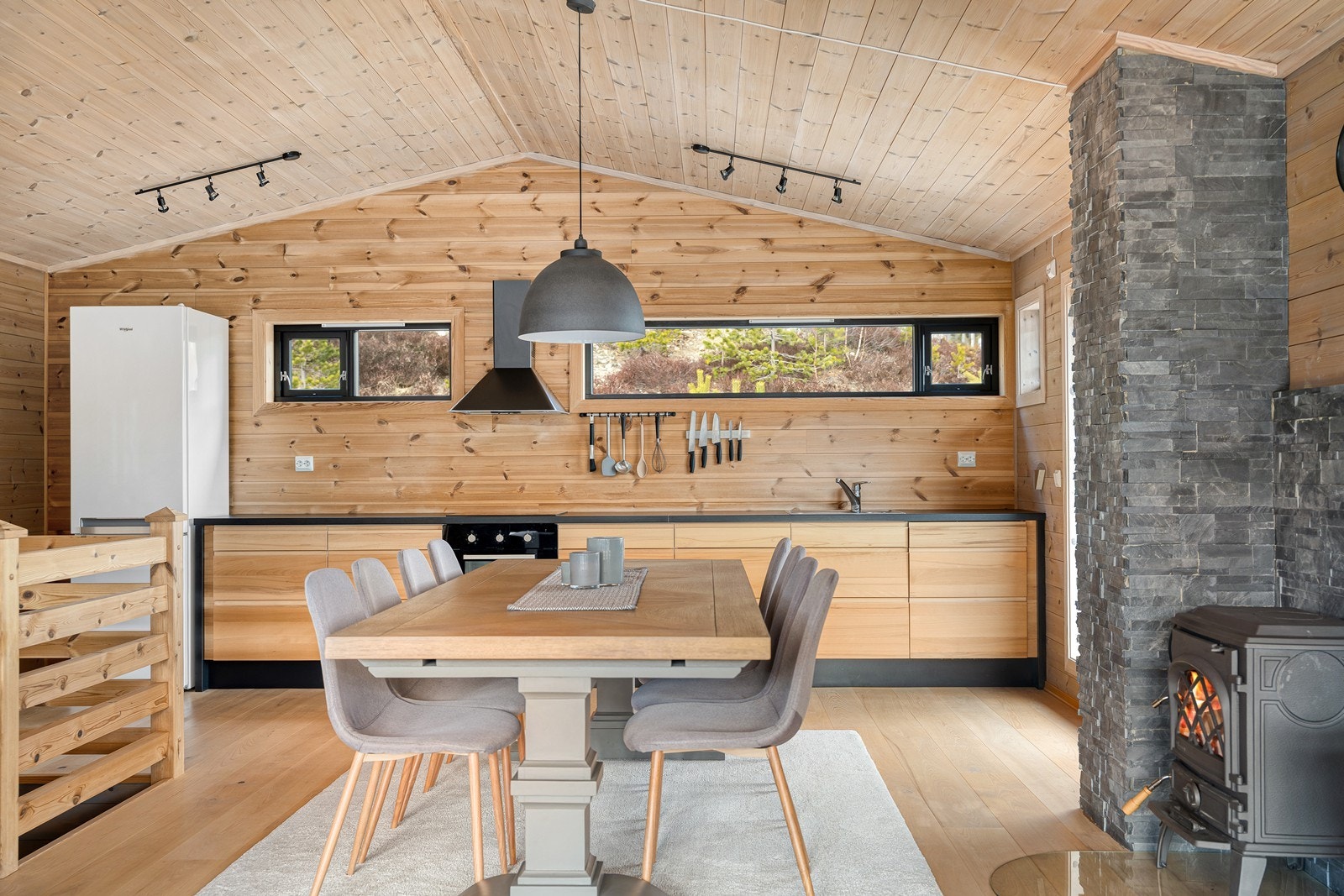 Hvitevarer består av integrert komfyr, platetopp, oppvaskmaskin og frittstående kjøleskap Galleribilde