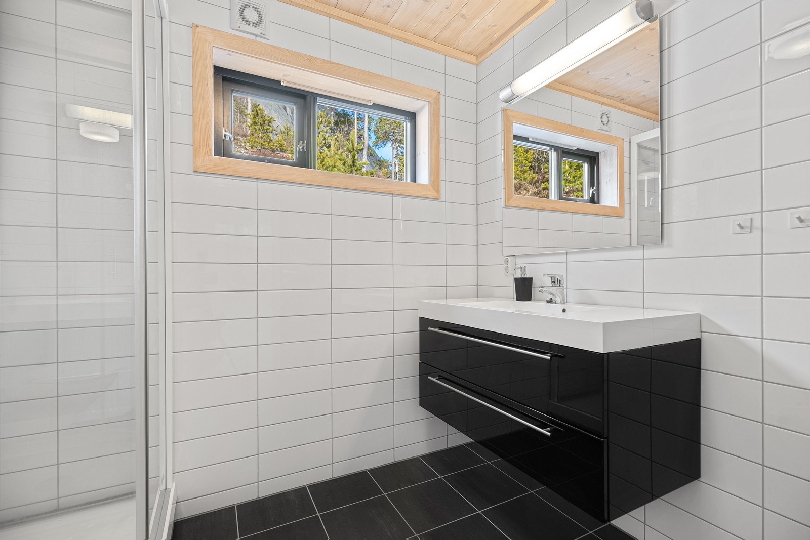 Strøkent og lyst, flislagt bad med behagelig gulvvarme Galleribilde