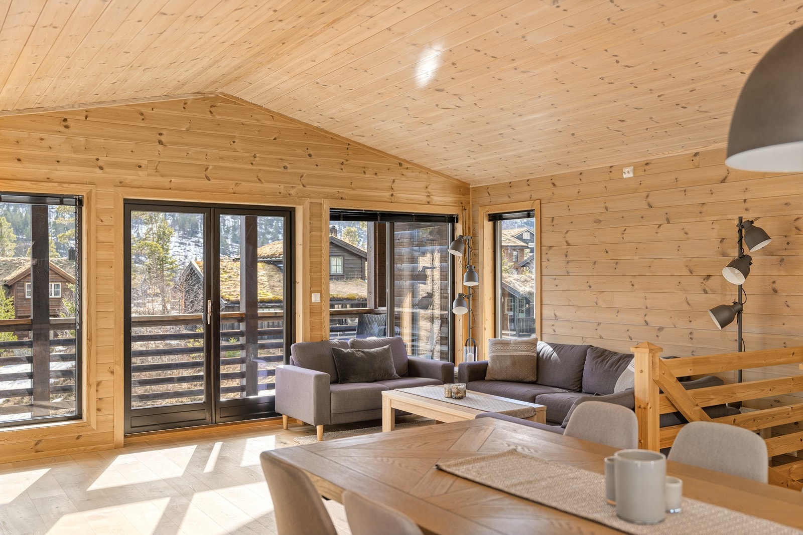 Stuens romslige løsning kombinert med god takhøyde og store vindusflater bidrar til lys og luftig atmosfære Galleribilde