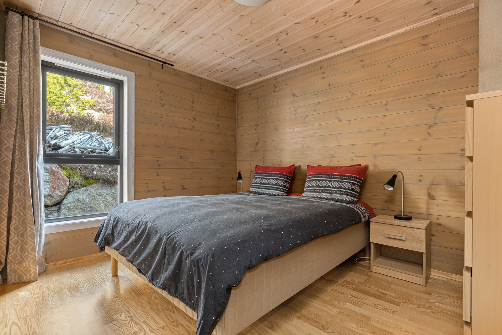 Hovedsoverommet er av god størrelse, og kan fint innredes med nattbord, dobbeltseng og garderobeskap Galleribilde