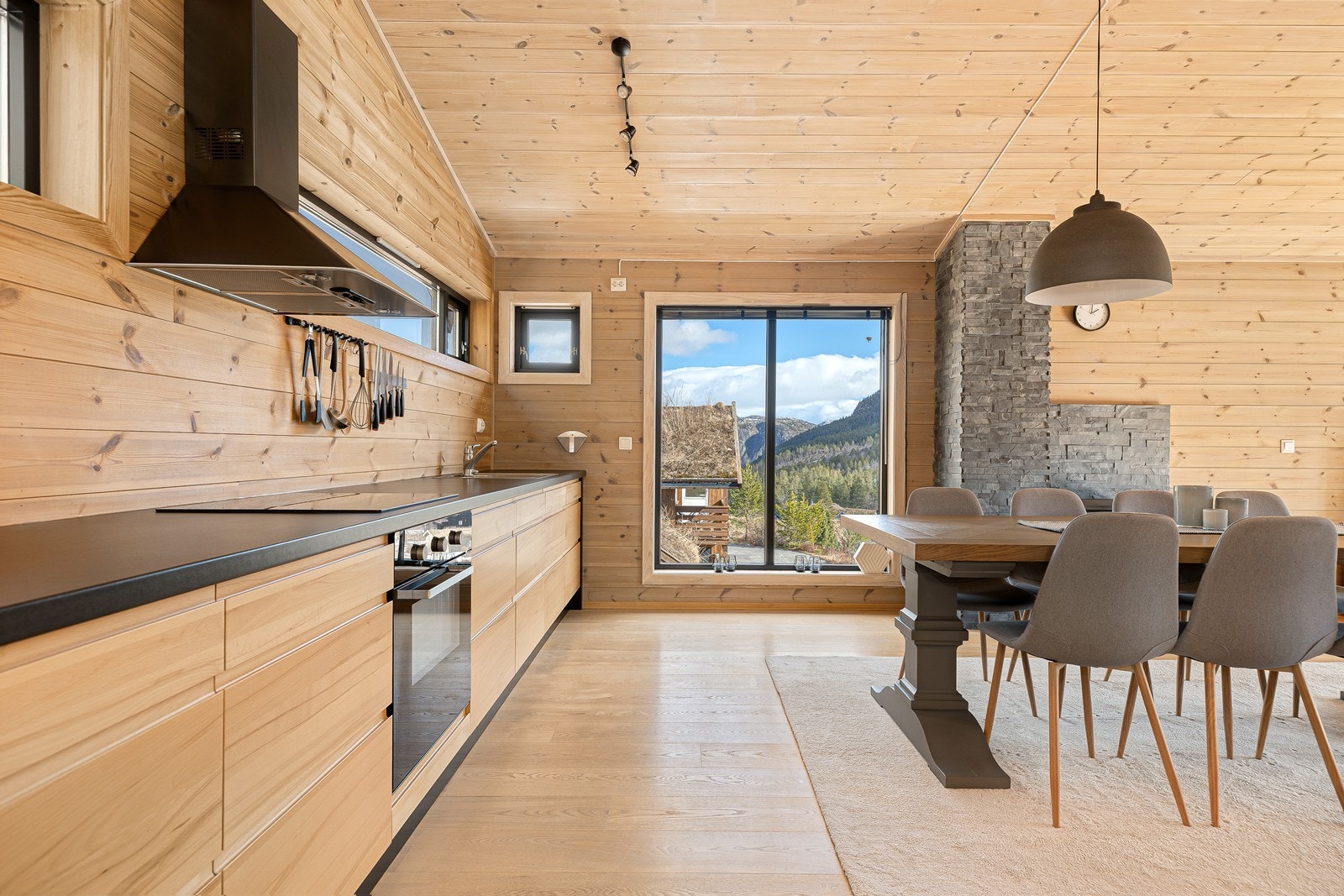 Lekkert kjøkken med glatte fronter, laminert benkeplate og rikelig med benkeplass Galleribilde