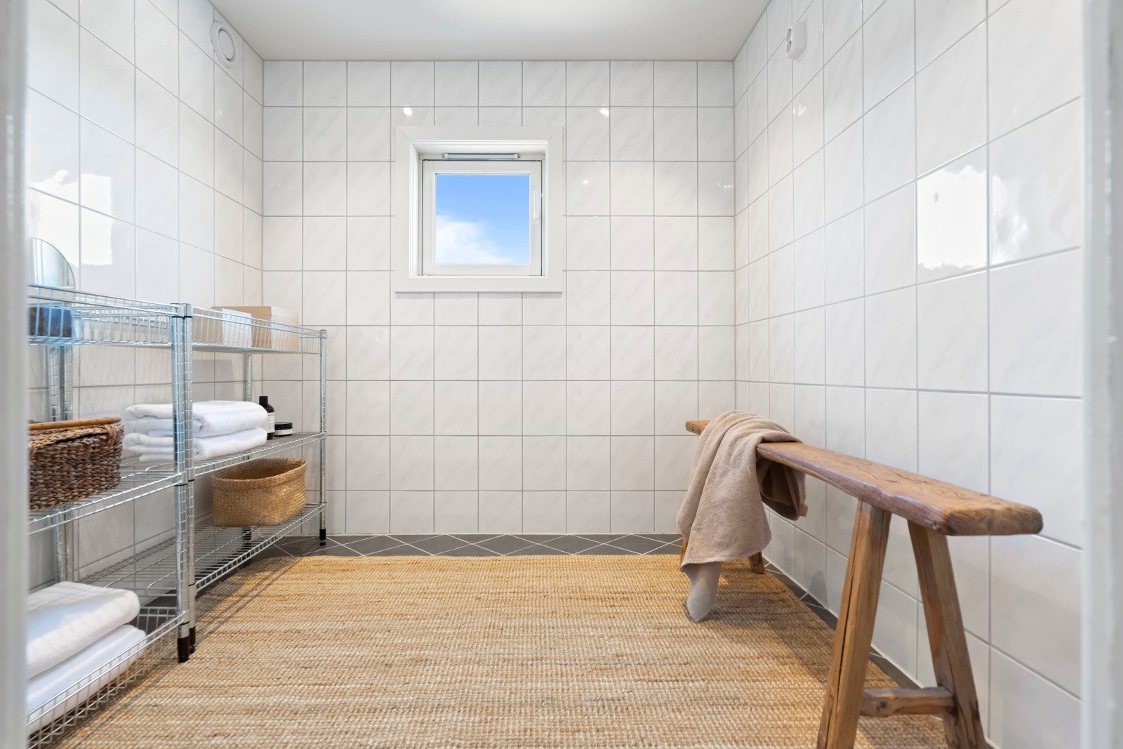 Leiligheten har et praktisk og stort vaskerom med god plass til vaskemaskin, tørketrommel og oppbevaring. Galleribilde