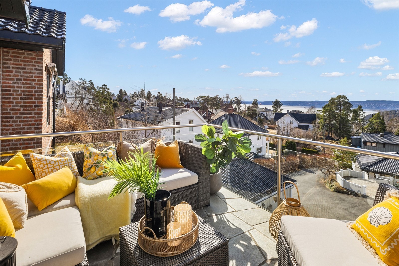 Verandaen har god plass til sittegruppe og fungerer som en flott og skjermet utvidelse av stuen. Galleribilde