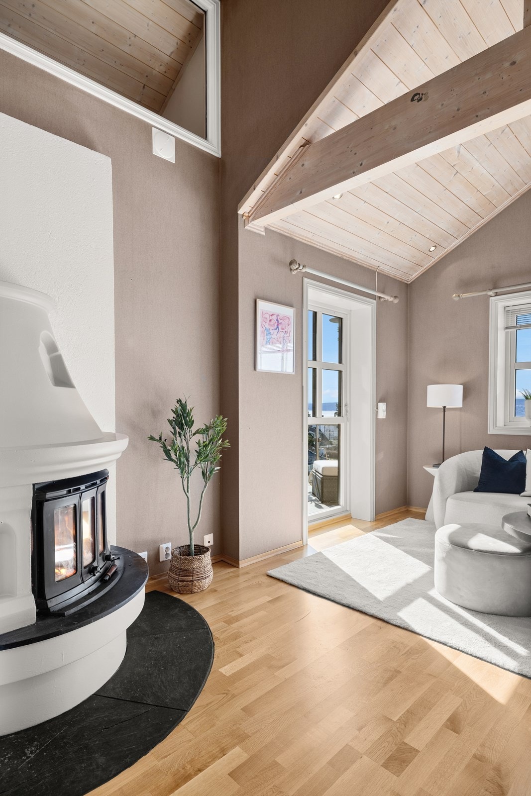 Utgang fra stuen til verandaen. Galleribilde