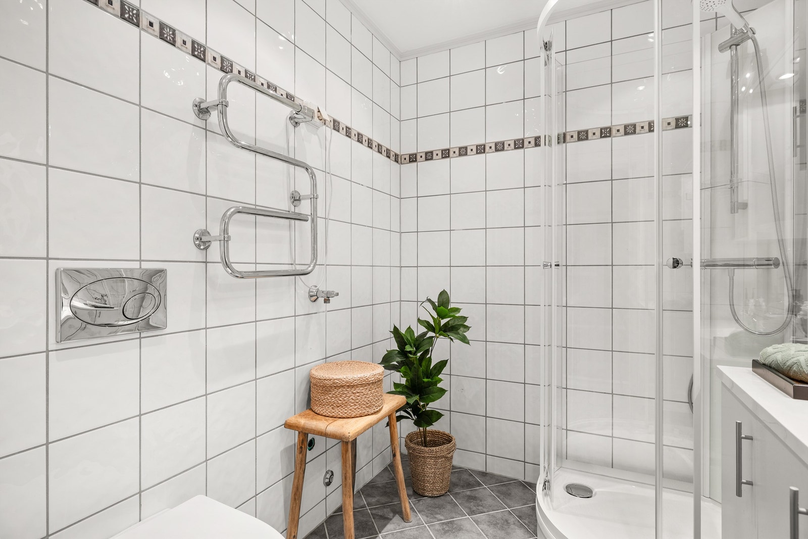 Flislagte gulv og vegger med varme i gulvet og downlights i taket. Opplegg til vaskemaskin. Galleribilde