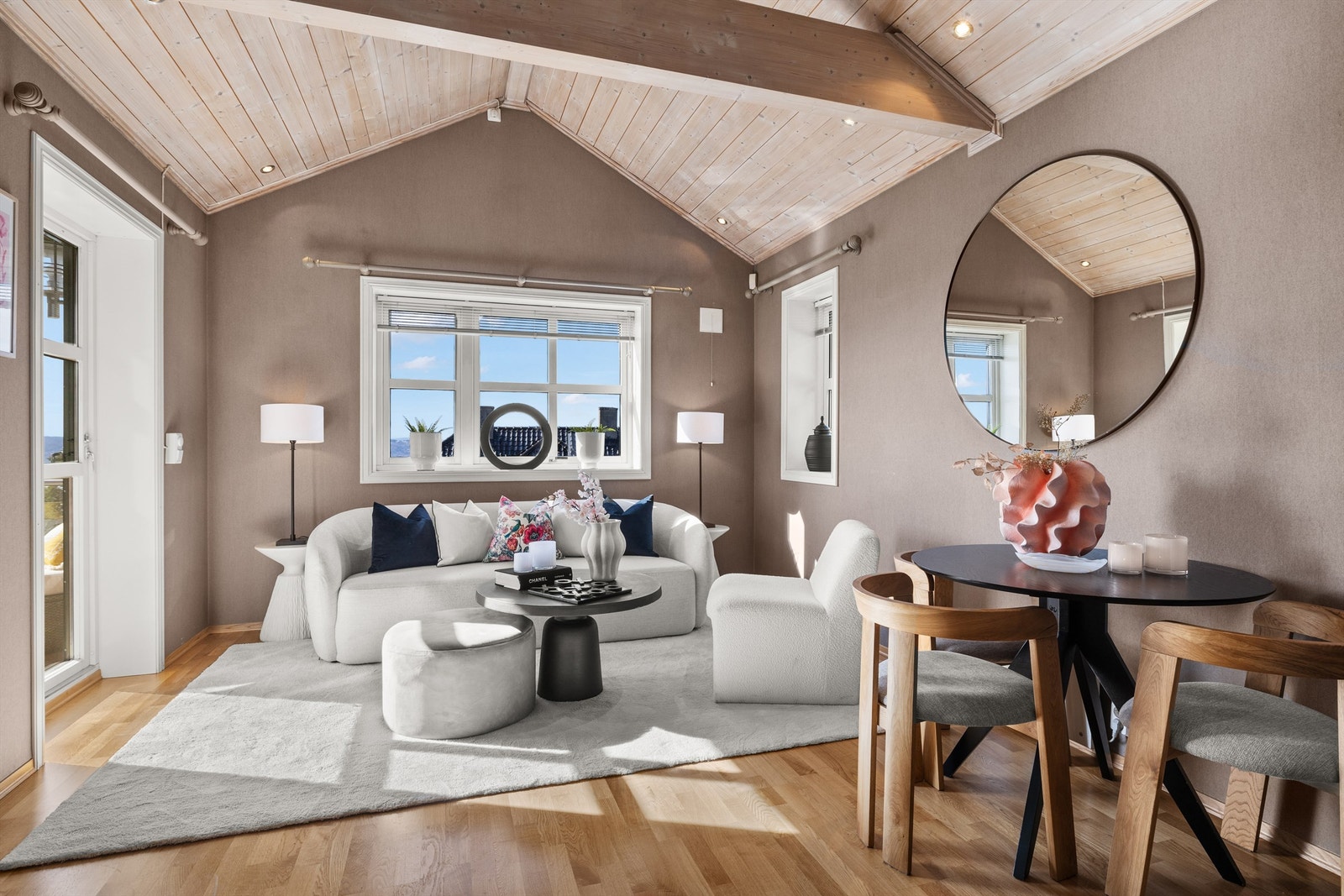 Rommet har vinduer i tre himmelretninger som sørger for at rommet bades i lys, samt fremhever den fantastiske utsikten. Galleribilde