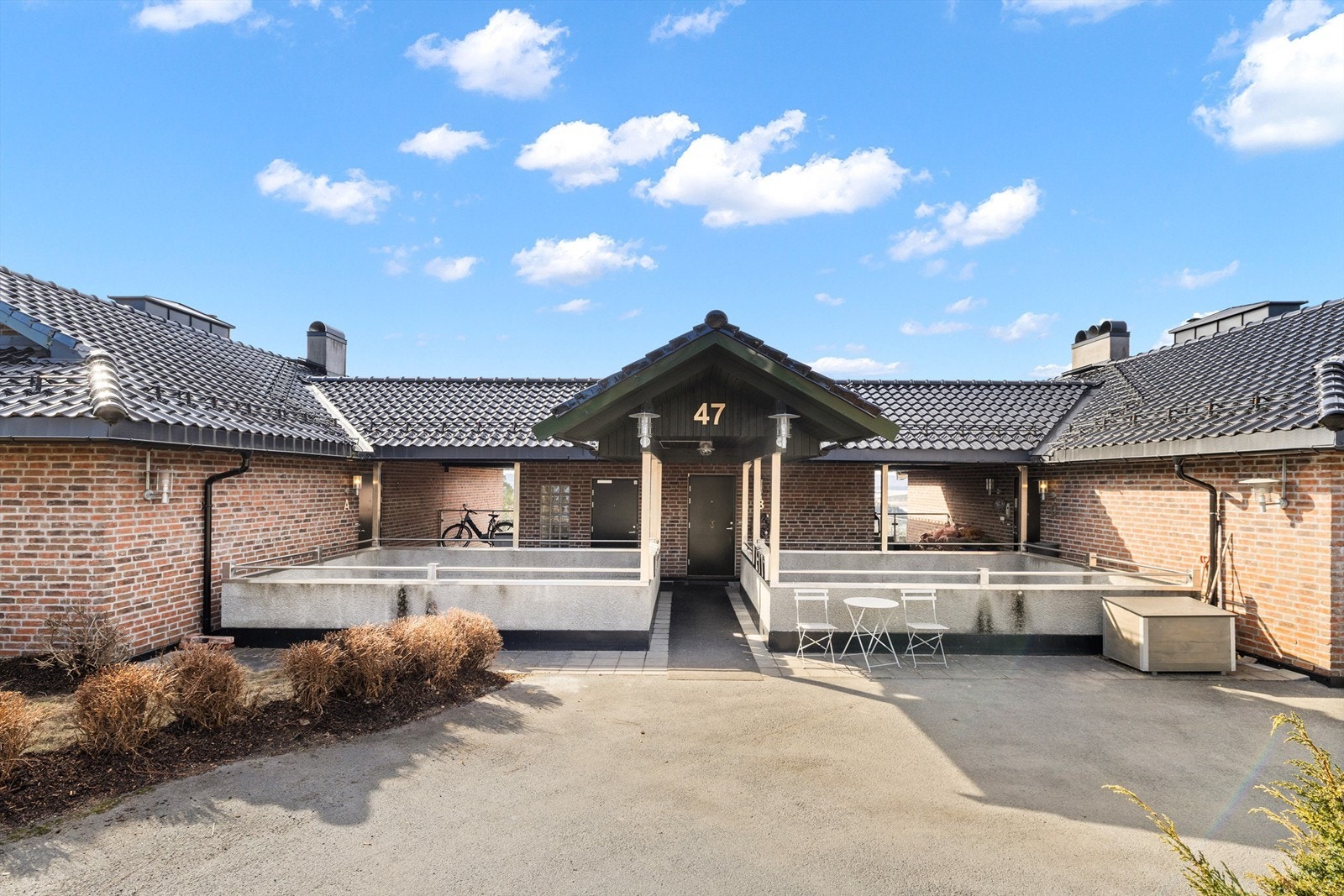 Leiligheten har trappefri adkomst og egen inngang, noe som gir en følelse av å bo litt mer for seg selv. Galleribilde