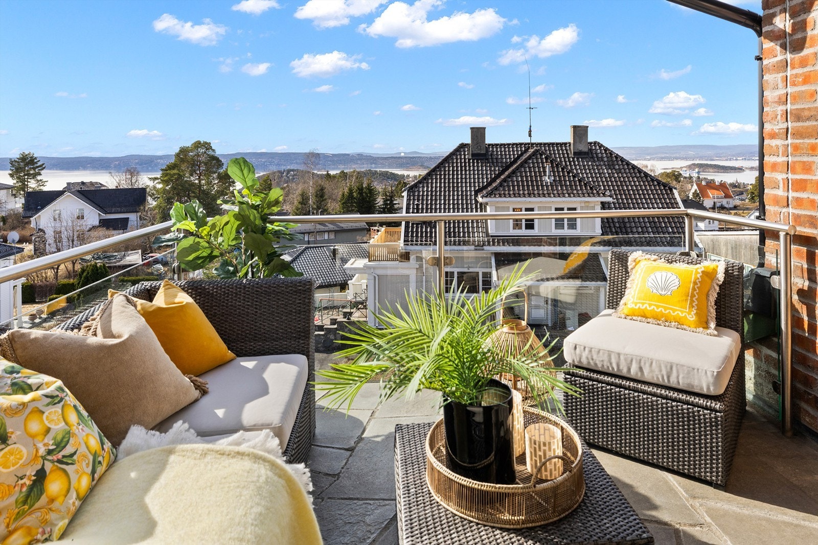 Fra stuen er det utgang til en stor, vestvendt veranda på 8 kvm. Galleribilde