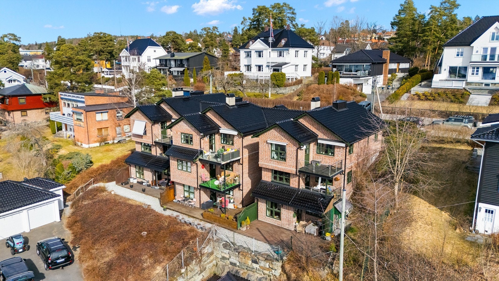 Velkommen til Holtveien 47B - en herlig 2R toppleilighet med vestvendt balkong, panoramautsikt, trappefri adkomst og garasjeplass i vakkert bygg fra 2005. Galleribilde