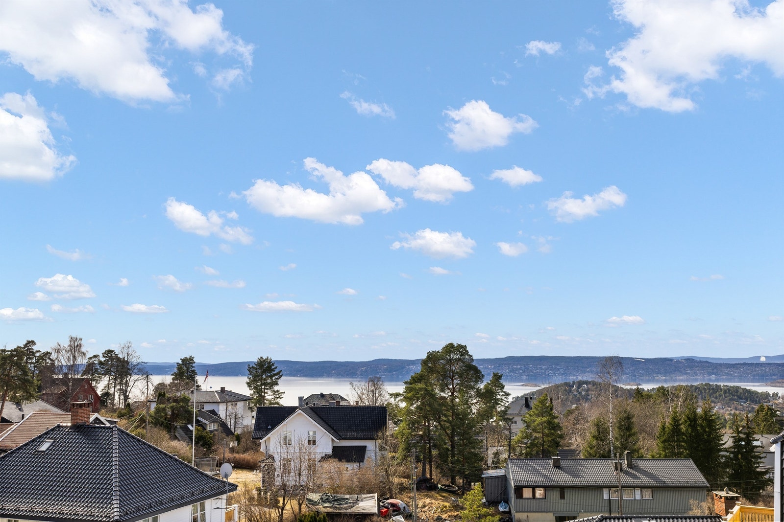 Optimale solforhold og panoramautsikt over fjorden, de omkringliggende øyene, sentrum og Holmenkollen. Galleribilde