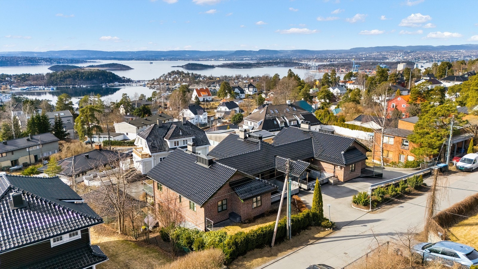 Leiligheten har en svært ettertraktet beliggenhet på Holtet/Bekkelaget, kjent for sin sentrale plassering og rolige atmosfære, skjermet fra byens støy. Galleribilde