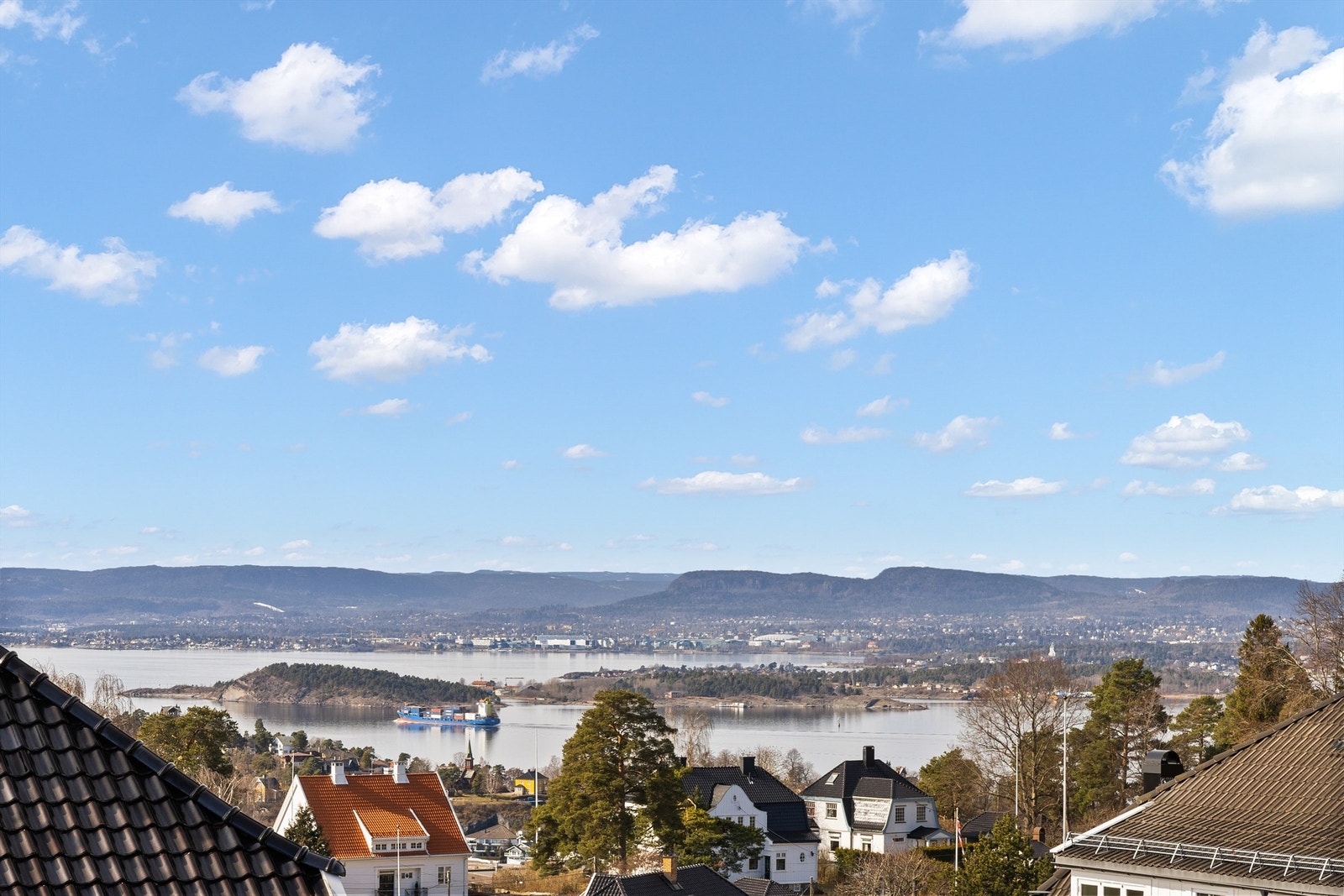 Leiligheten har nydelig utsikt over fjorden, øyene og Holmenkollen. Galleribilde
