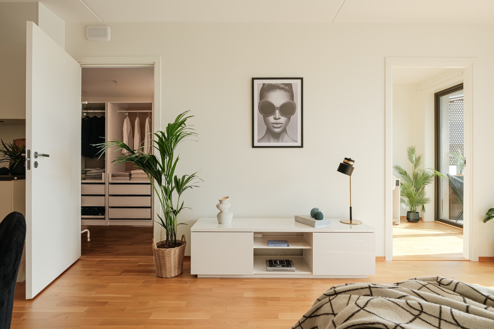 Fra stuen er det adkomst til bod/walk-in og det ene soverommet. Galleribilde