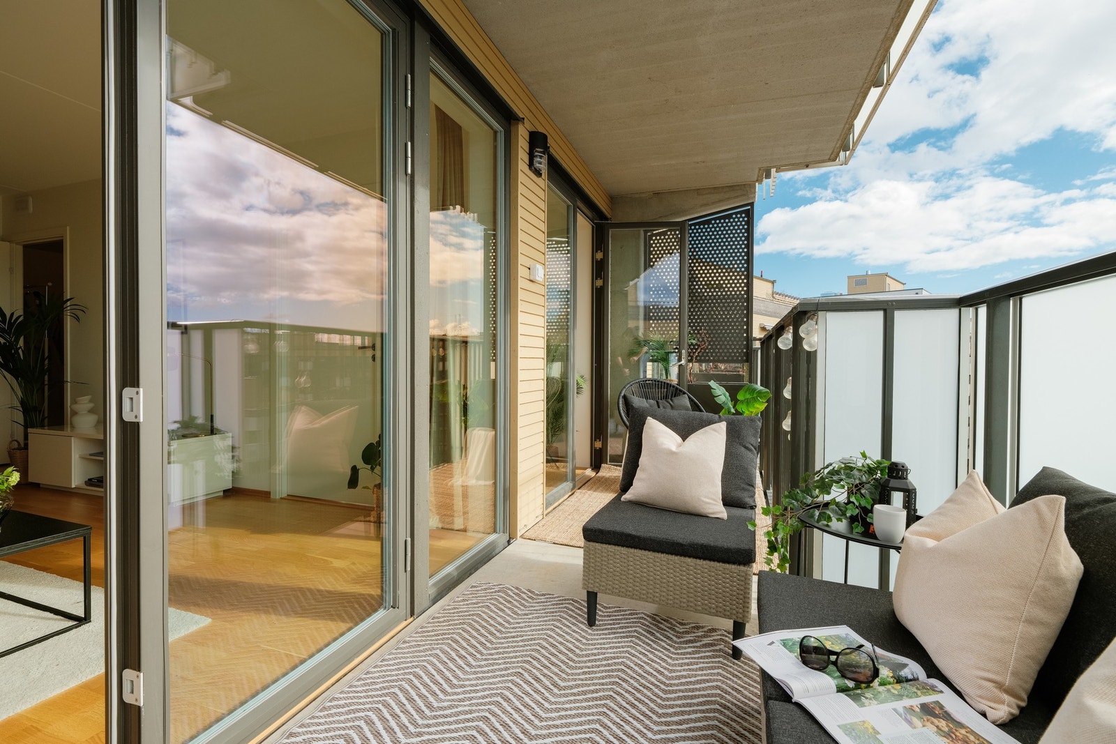 Balkongen har en luftig plassering med fantastisk gode solforhold fra ca. 10.30 - 18.00 på sommerstid. Galleribilde