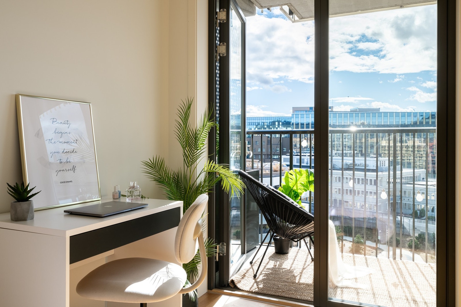 Fra soverommet er det utgang til balkongen. Galleribilde