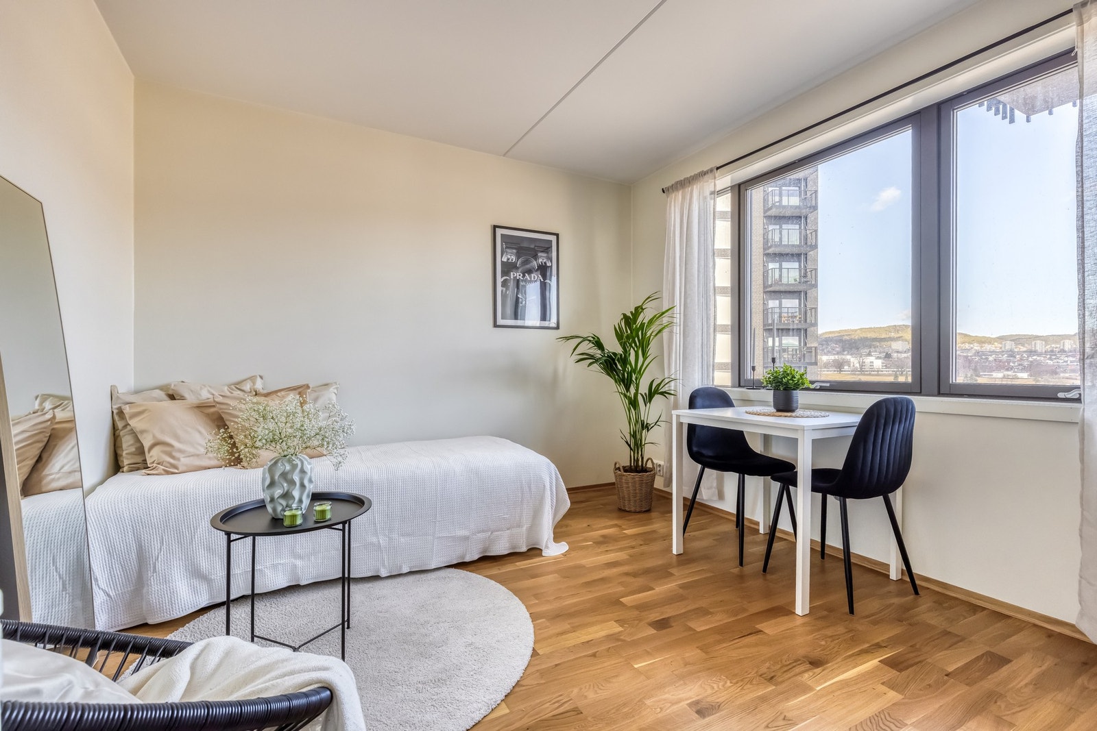 Leiligheten har en flott og romslig 1-roms hybeldel. Galleribilde