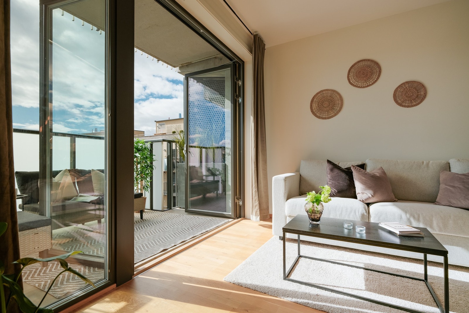 De doble dørene som kan åpnes helt opp gir deg en følelse av en ekstra stue om sommeren hvor du kan nyte varme sommerdager fra morgen til kveld. Galleribilde