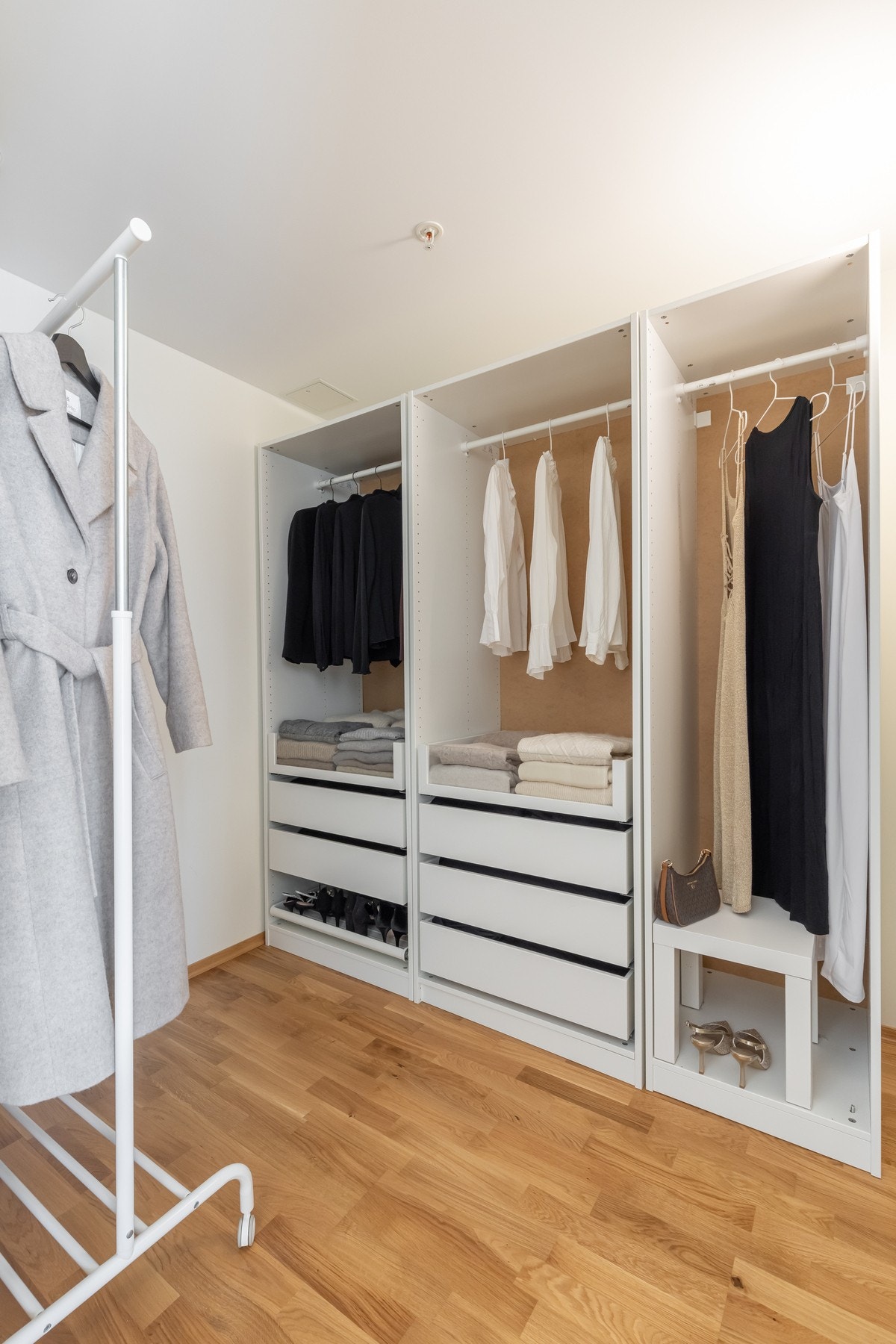 I tilknytning til stue/kjøkken er det en bod med gode oppbevaringsmuligheter for tøy, sko og diverse. Rommet brukes i dag til walk-in-garderobe. Galleribilde