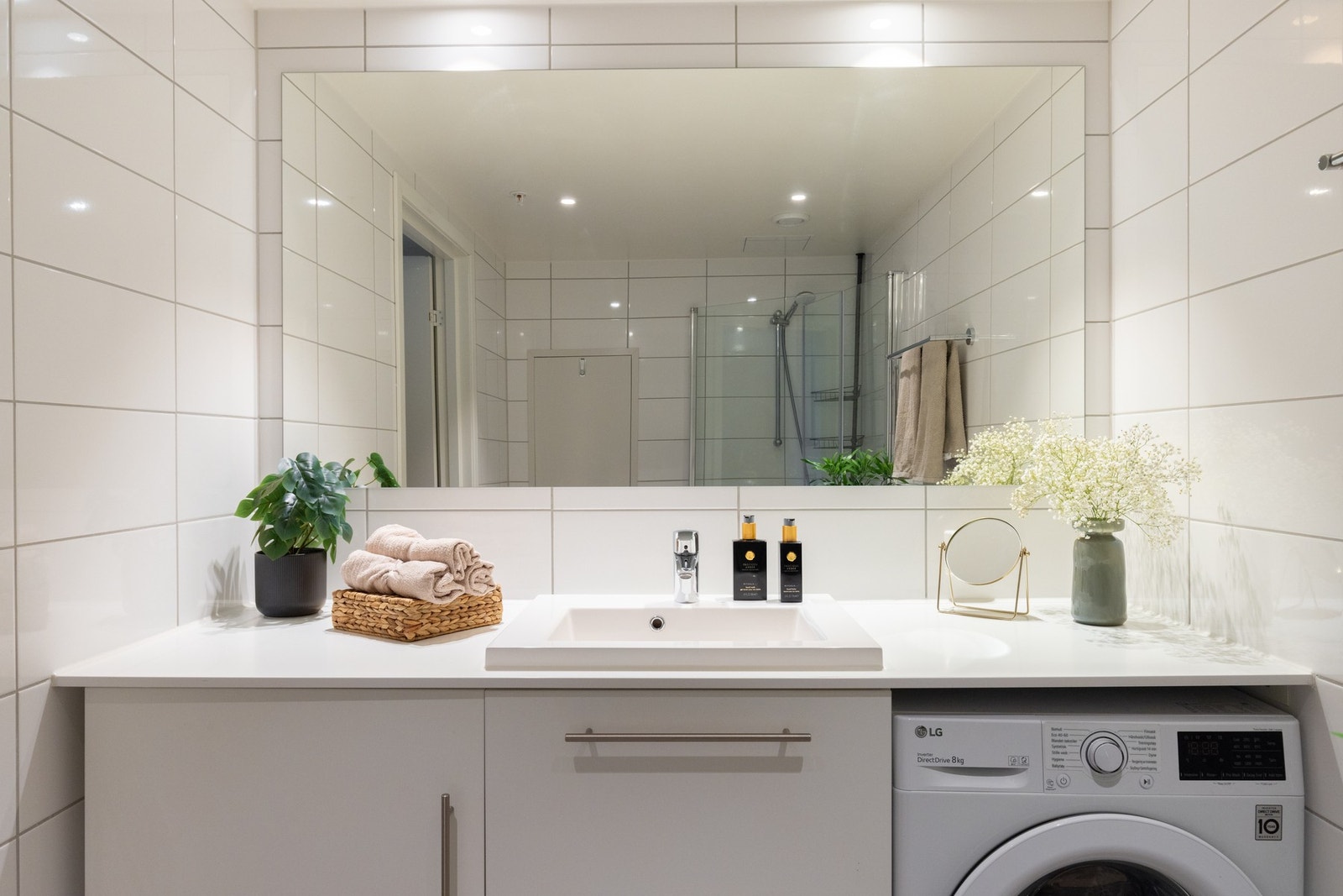 På badet er det baderomsinnredning med lyse profilerte fronter og rikelig med oppbevaringsplass, speil med belysning og stikkontakt over servant. Galleribilde