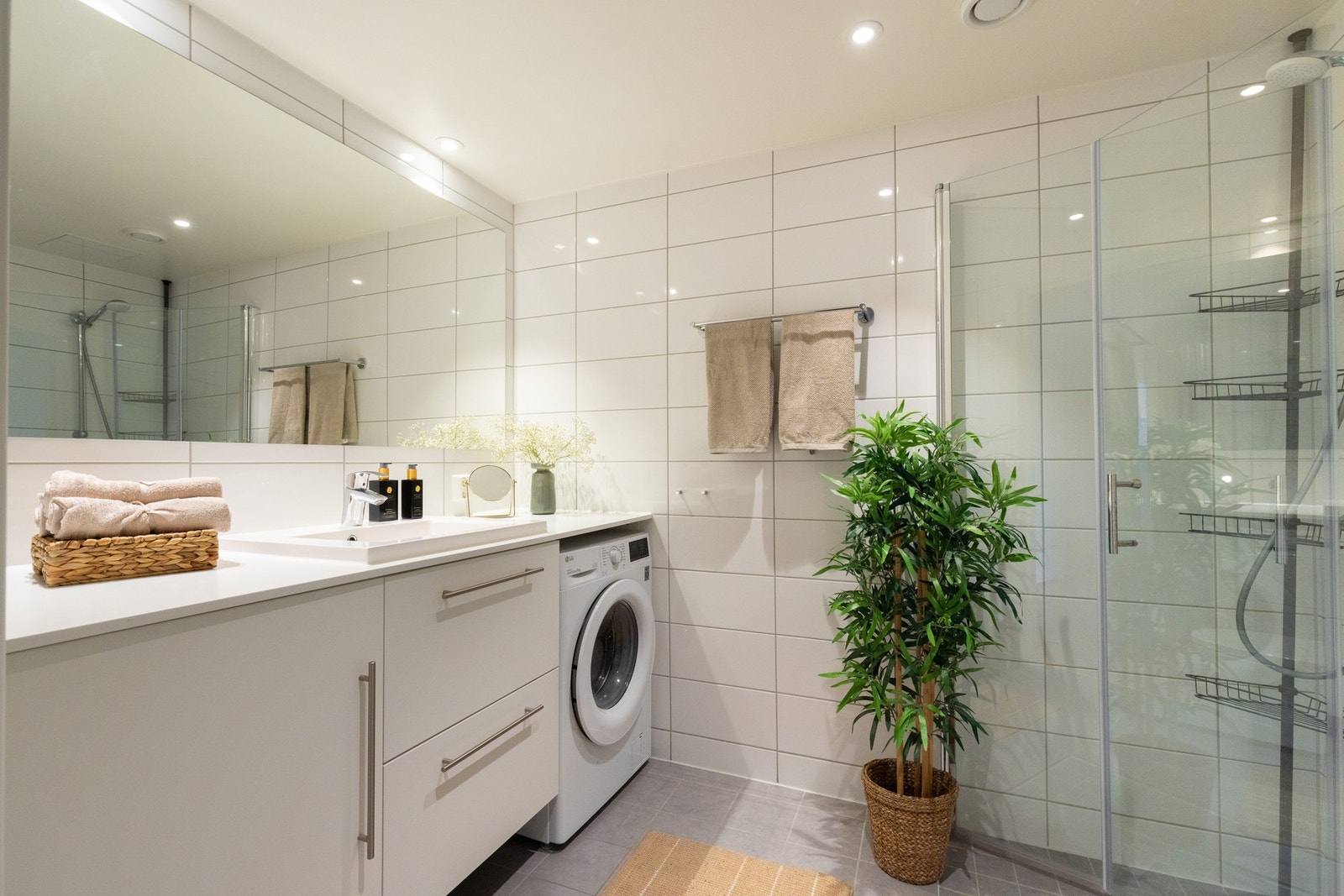 Leiligheten har et lekkert flislagt baderom med gulvvarme og downlightsbelysning. Galleribilde