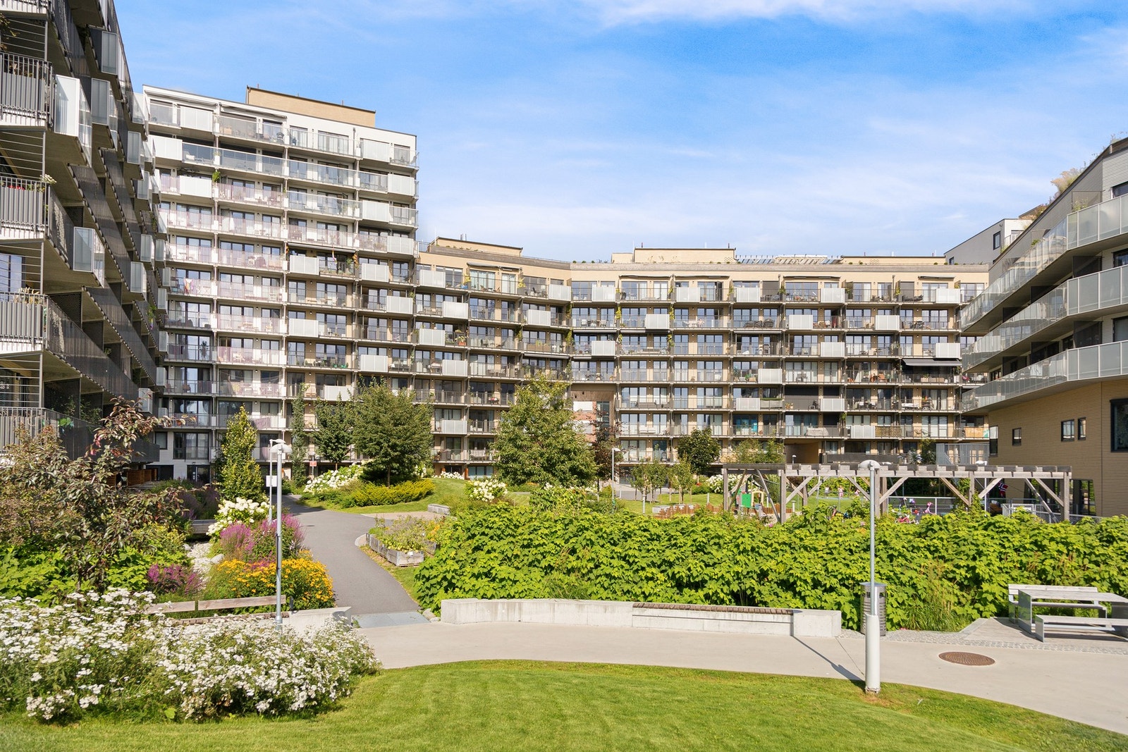 Borettslaget har store, flotte fellesareal med mye grønn plen og sittegrupper. Galleribilde