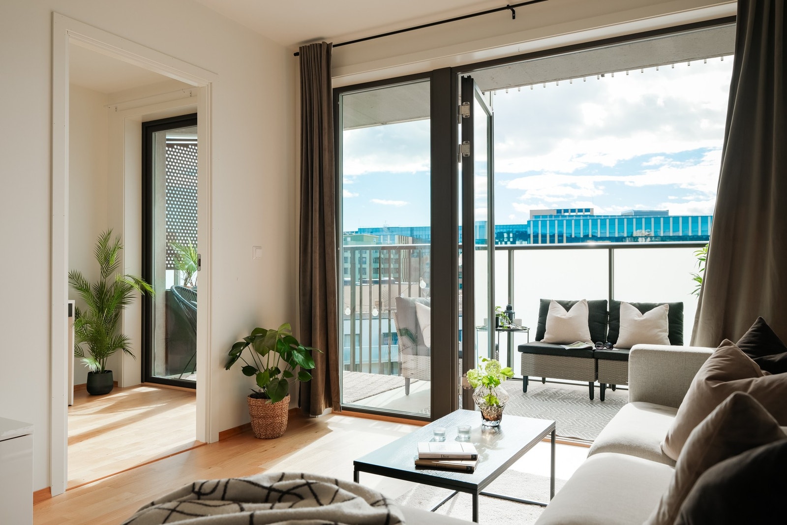 Boligen har en god planløsning og med en hybeldel samt en praktisk innvendig bod/walk-in. Galleribilde