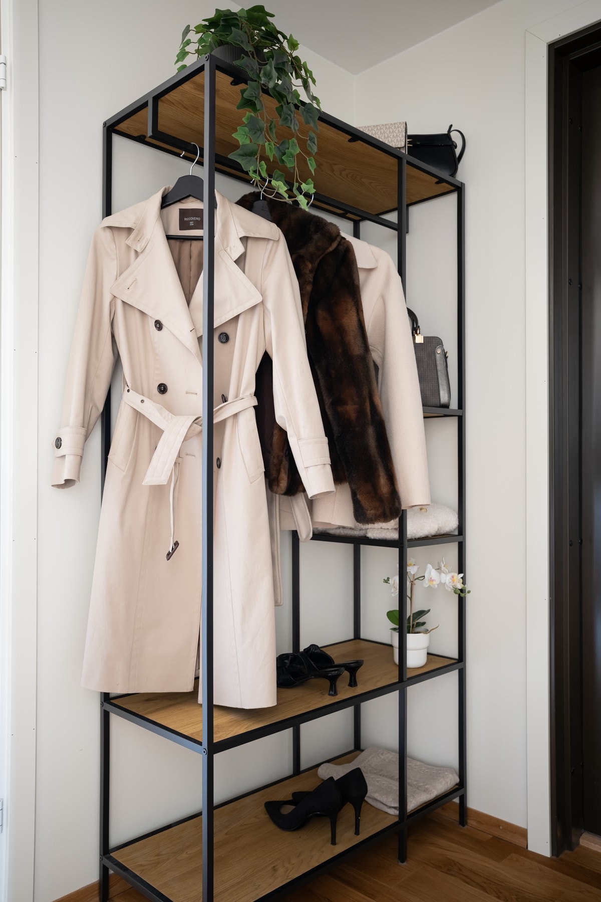 God plass til oppbevaringsmøbler i gangen. Galleribilde