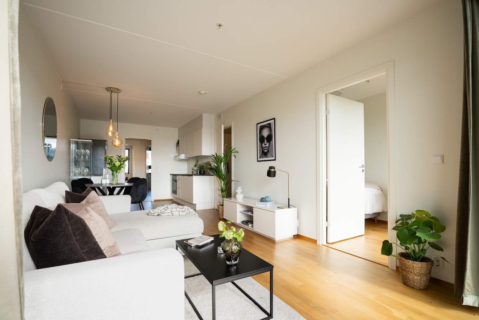 Stuen og kjøkkenet ligger i åpen løsning som gir et hyggelig og sosialt allrom. Galleribilde