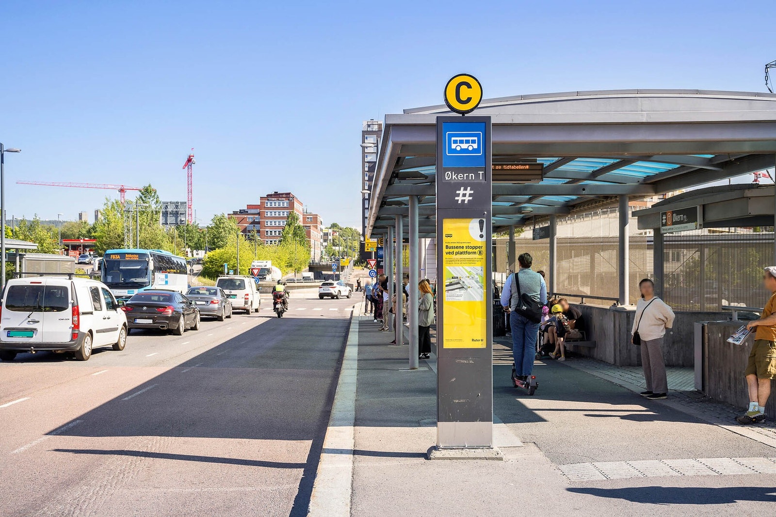 Økern T-bane ligger i gangavstand fra leiligheten og banen tar ca. 10 minutter til Oslo S. Det er også flere busser som går herfra. Galleribilde