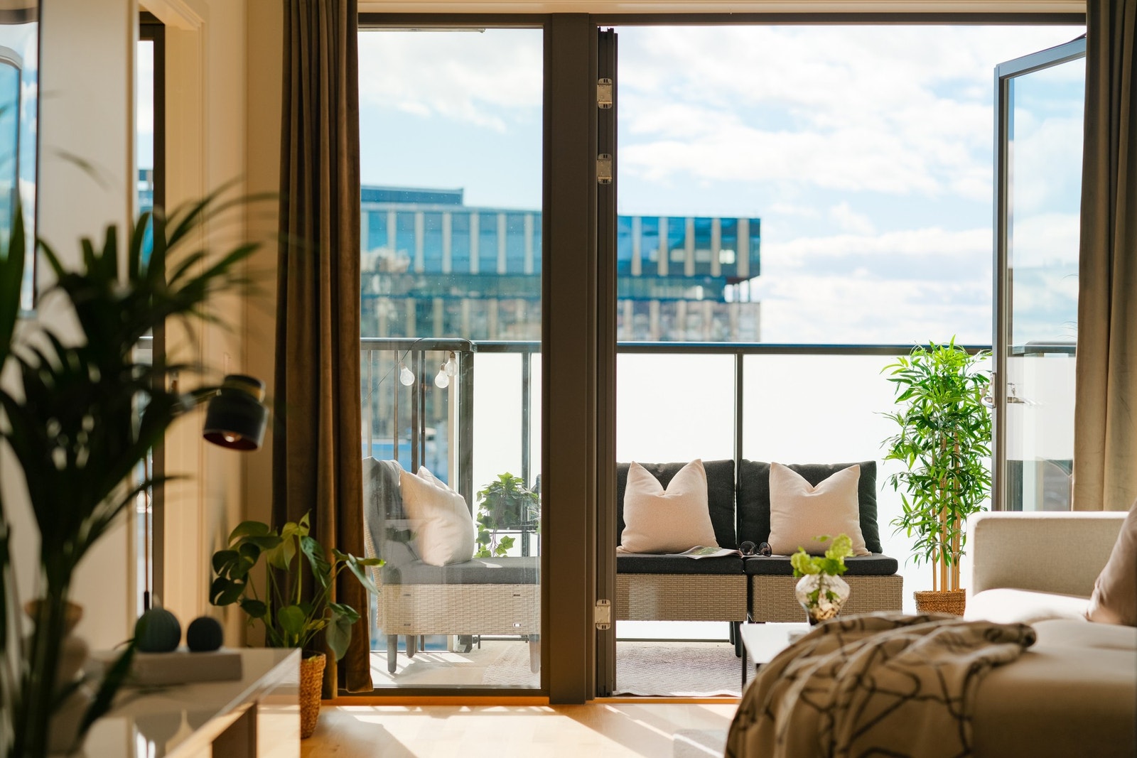 Fra stuen er det utgang til en solrik balkong med flott utsikt over nærområdet. Galleribilde