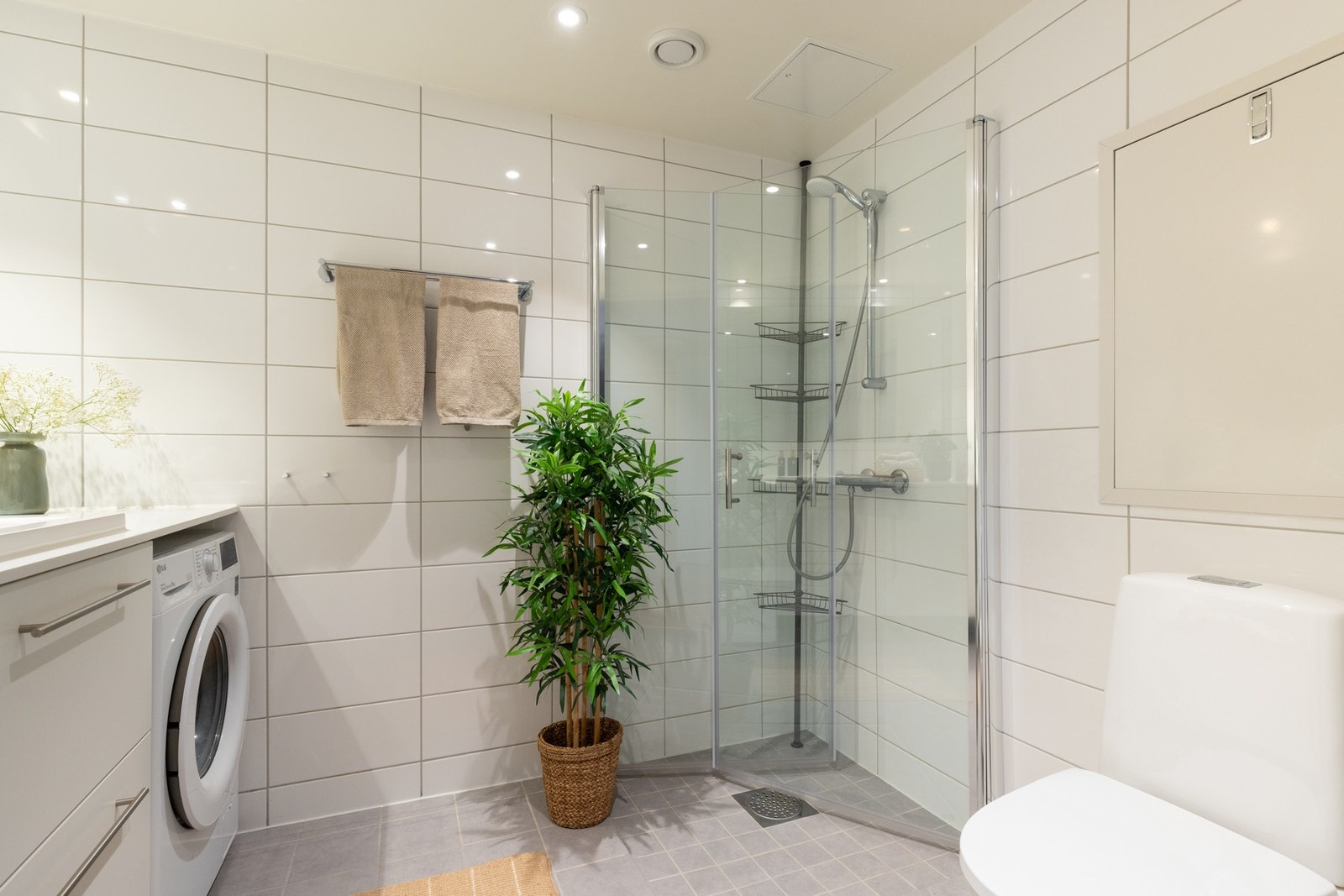 Videre er det vegghengt toalett og dushjørne med innfellbare glassdører. Opplegg for vaskemaskin. Galleribilde