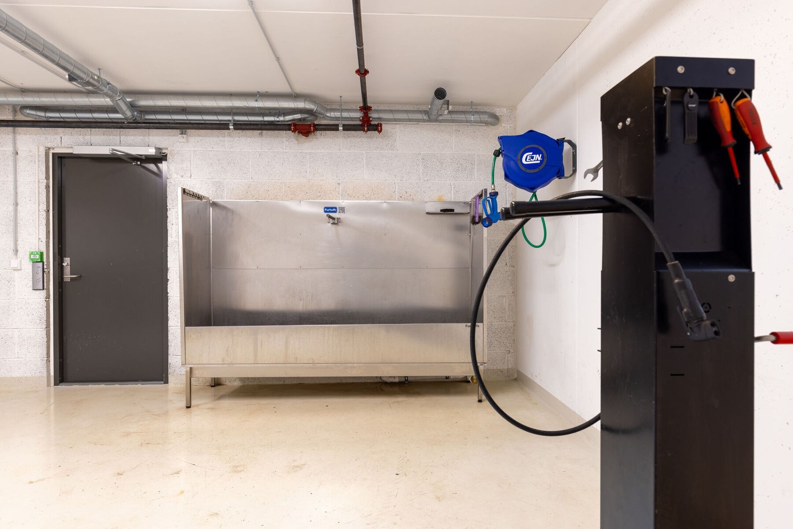 Felles sykkelvask i kjeller. Galleribilde