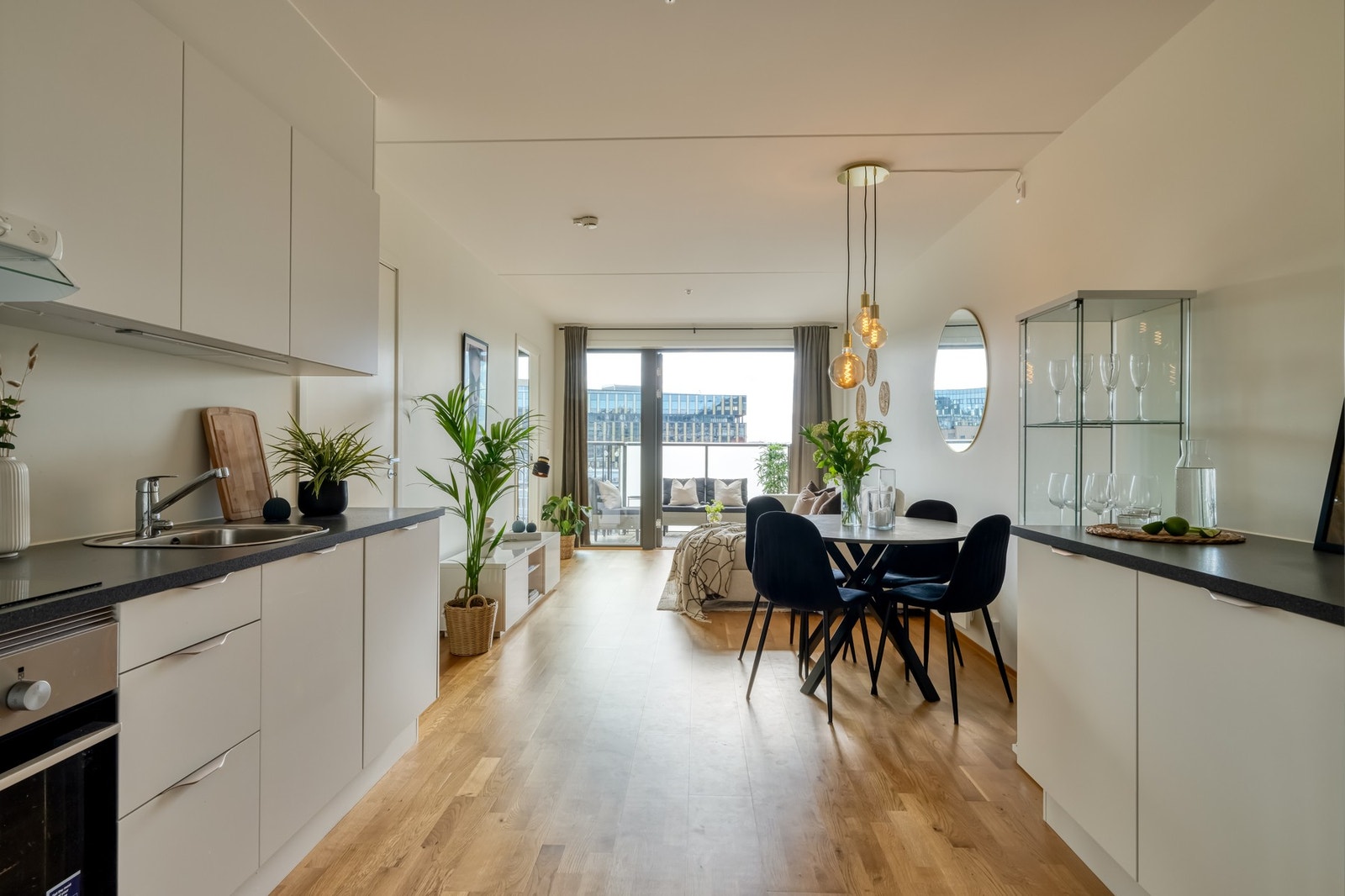 Kjøkkeninnredningen er levert av HTH med gode oppbevaringsmuligheter. Galleribilde