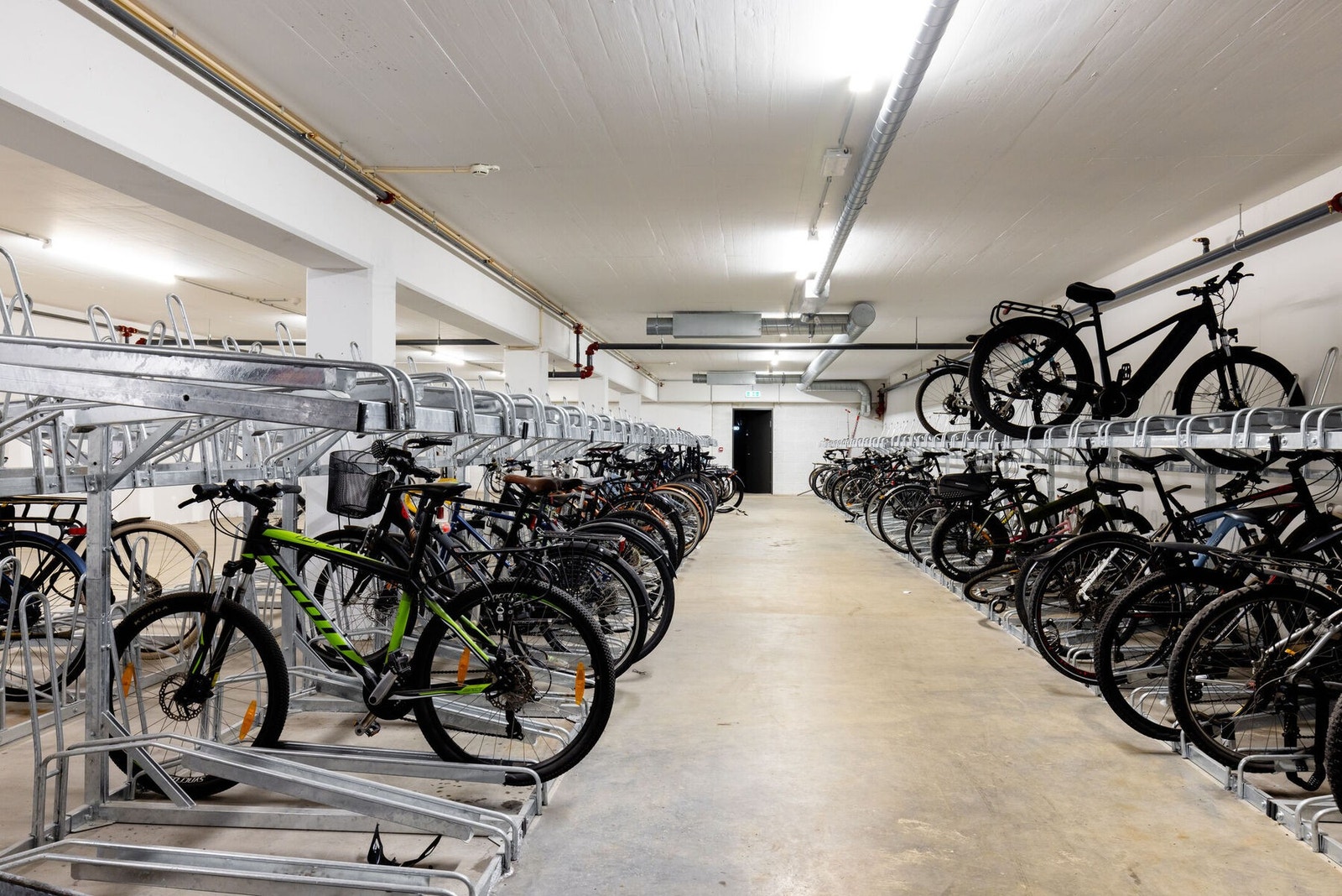 Stor sykkelparkering. Galleribilde